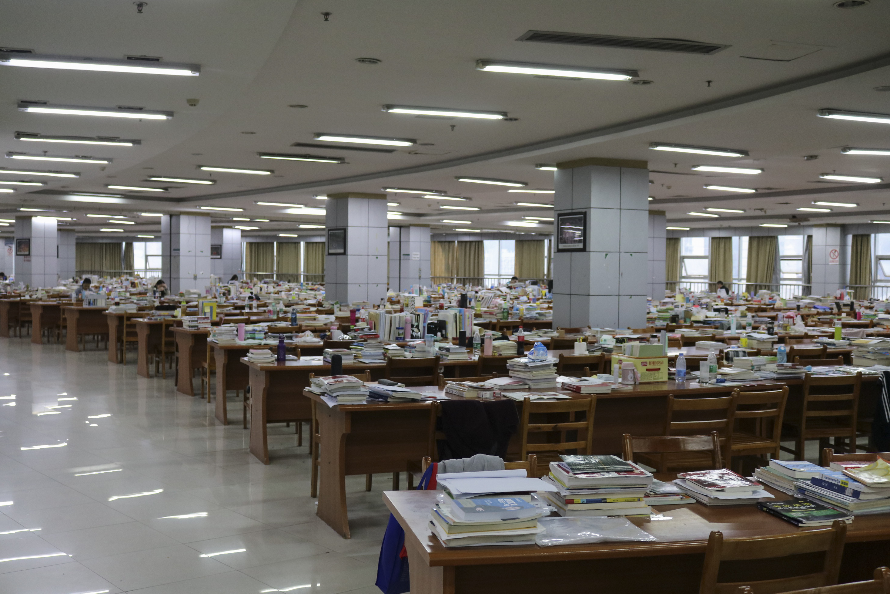 学生备战考研忙 图书馆默默贴心帮
