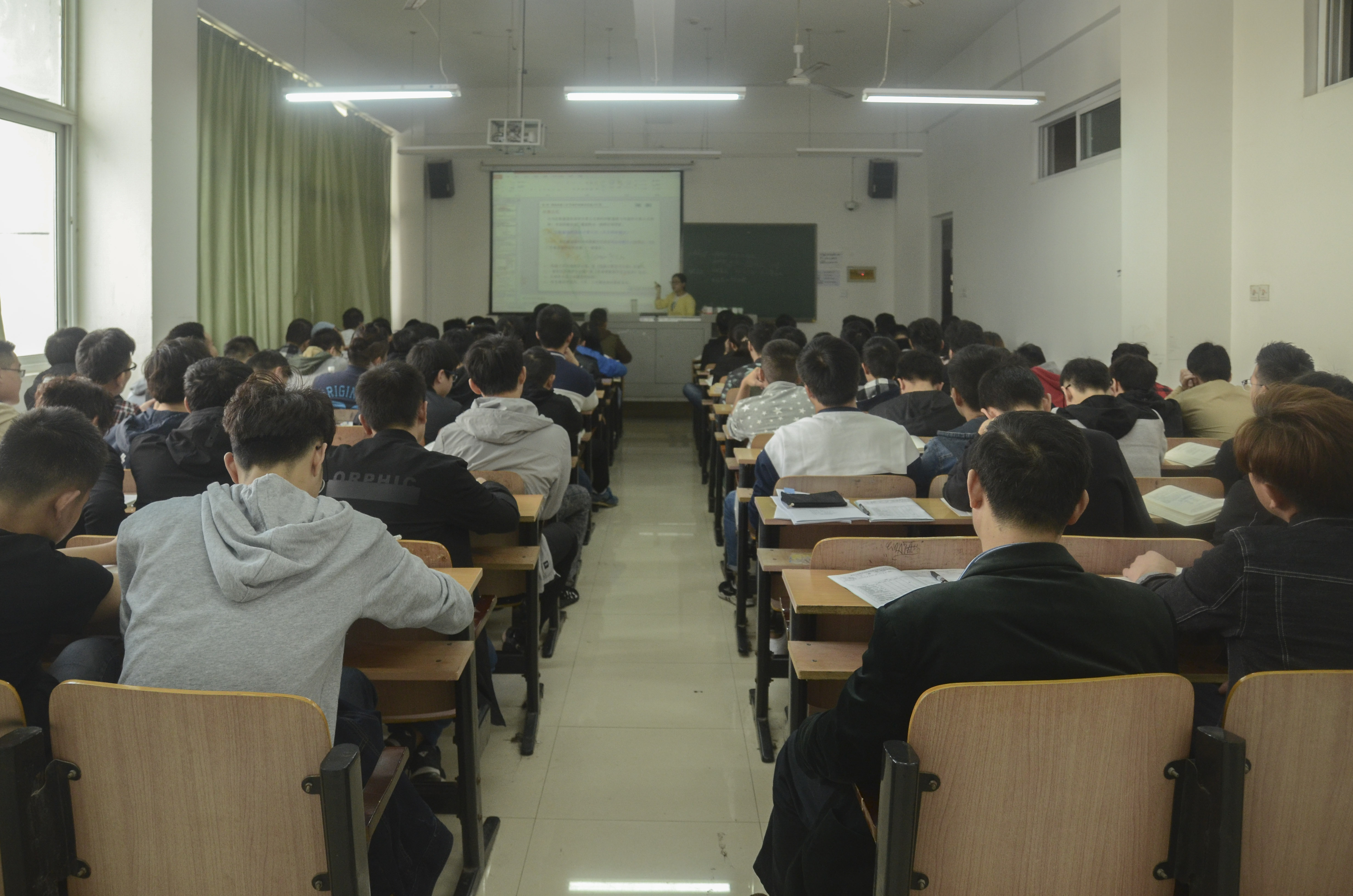 深入课堂推动教学质量建设 校领导进班听课指导