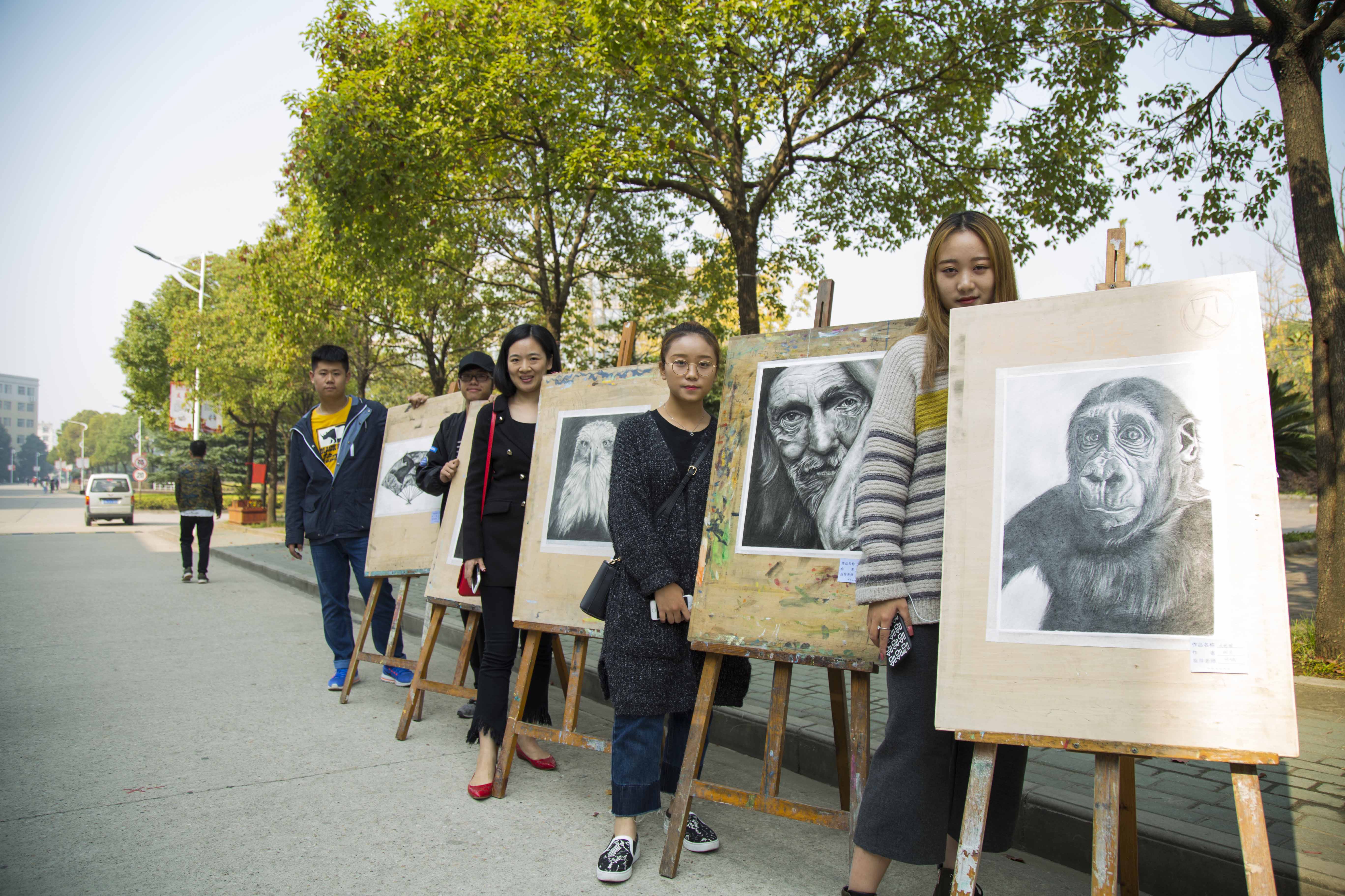 运用多种形式培养学生专业能力 珠宝学院举办创意素描展