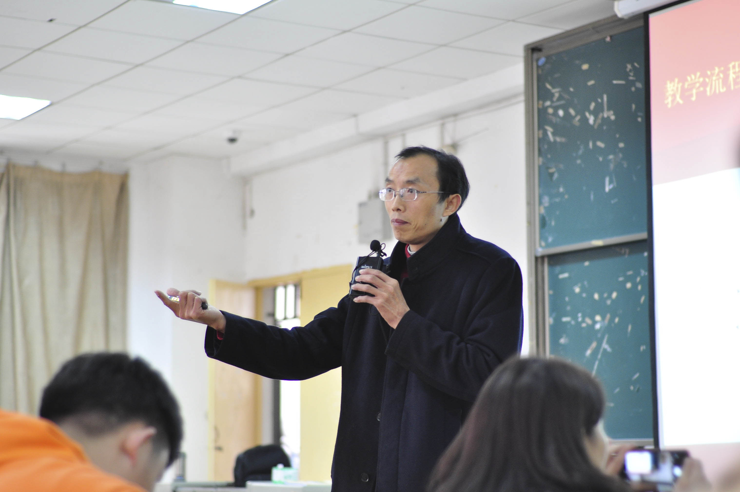 主讲翻转大学课堂实践 第六期青年教师培训会如期进行