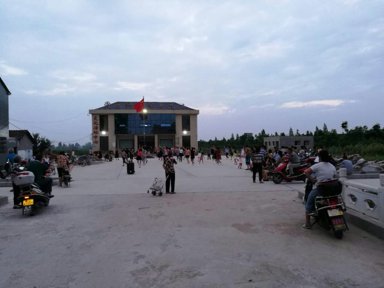 新岗村村民在武工院资助兴建的文化广场上跳广场舞.jpg