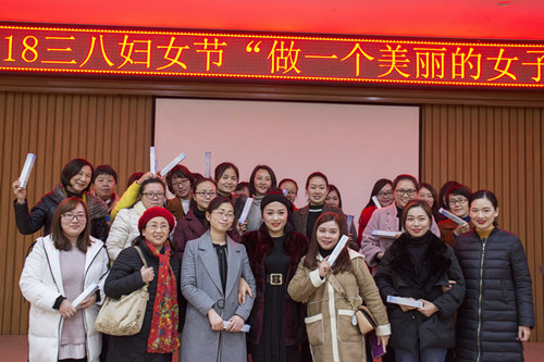最美的礼物 大学毕业生妇女节返校给老师传授美丽秘诀