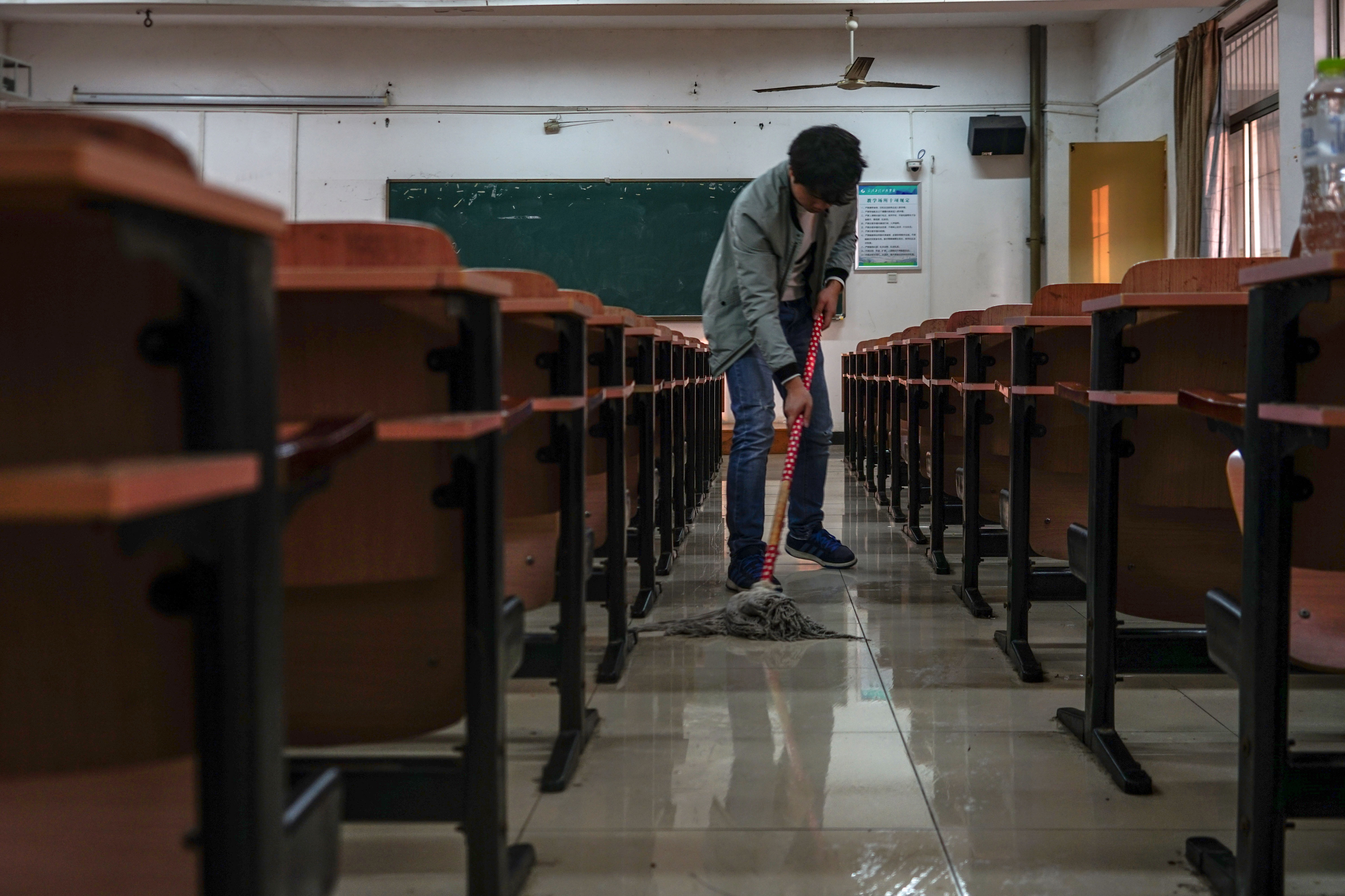 各班包干教室卫生 “劳动学分制”助学生养成好习惯