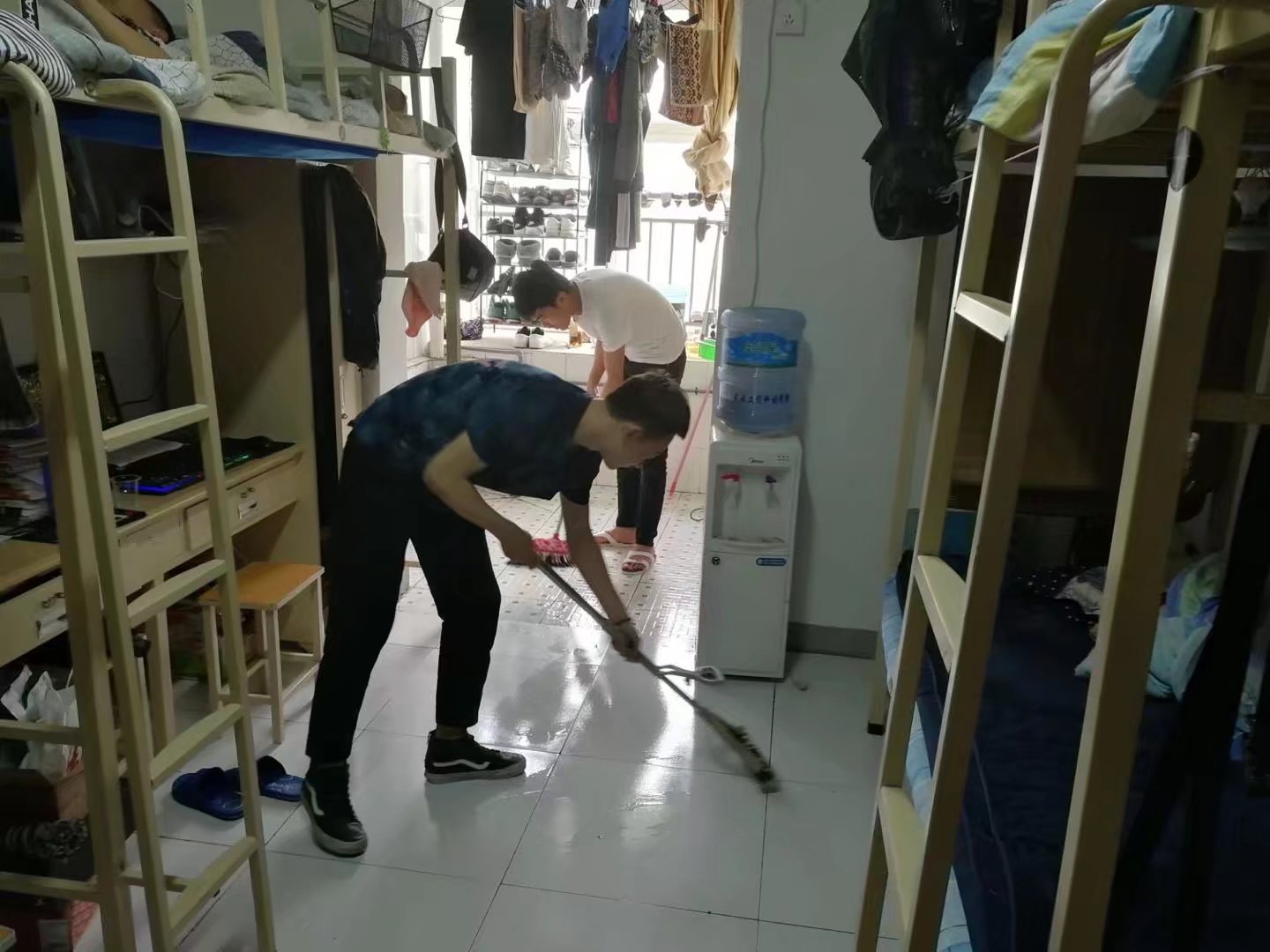 b.JPG