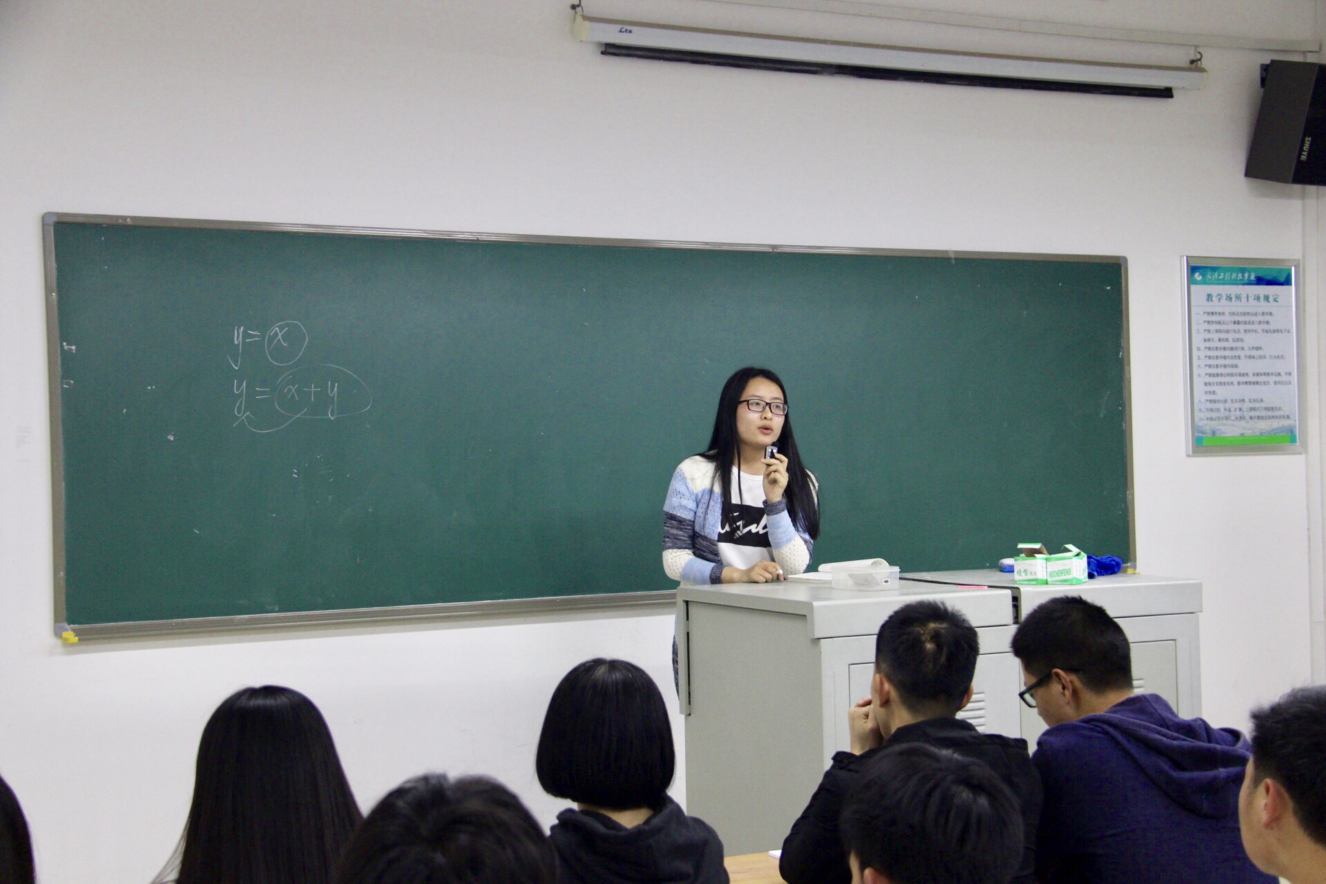 不让一个同学掉队 学长学姐自发开起高数课为新生补习
