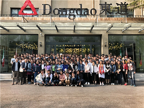 欧洲五大联赛官网视觉传达设计系师生合影.jpg