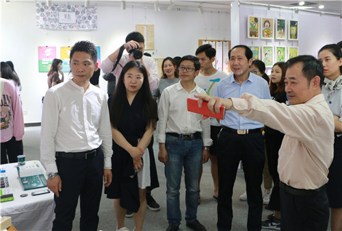 领导参观展览3.JPG