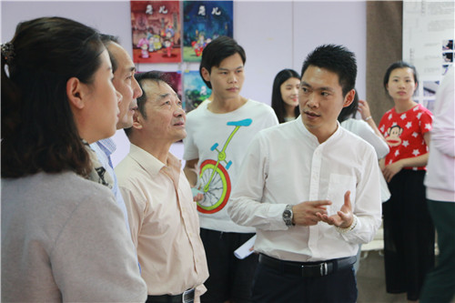 领导参观展览1.JPG