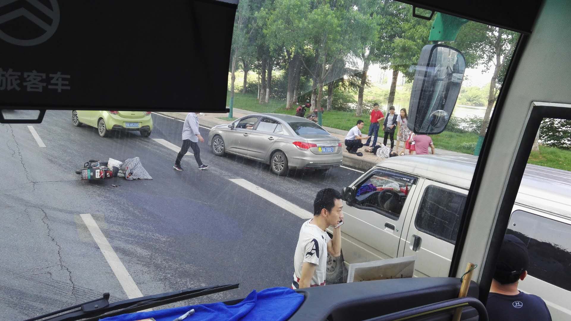 见义勇为彰显文明正能量 我校教职工救助车祸受伤祖孙