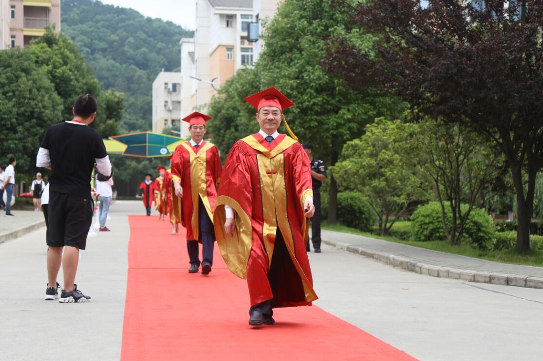 我校2018届毕业生毕业典礼暨学士学位授予仪式顺利举行