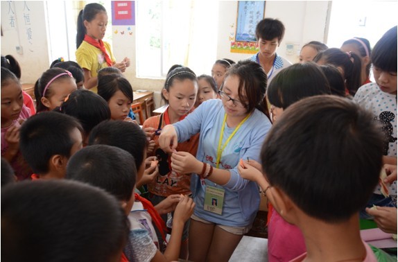 学子在大山深处爱心支教.jpg