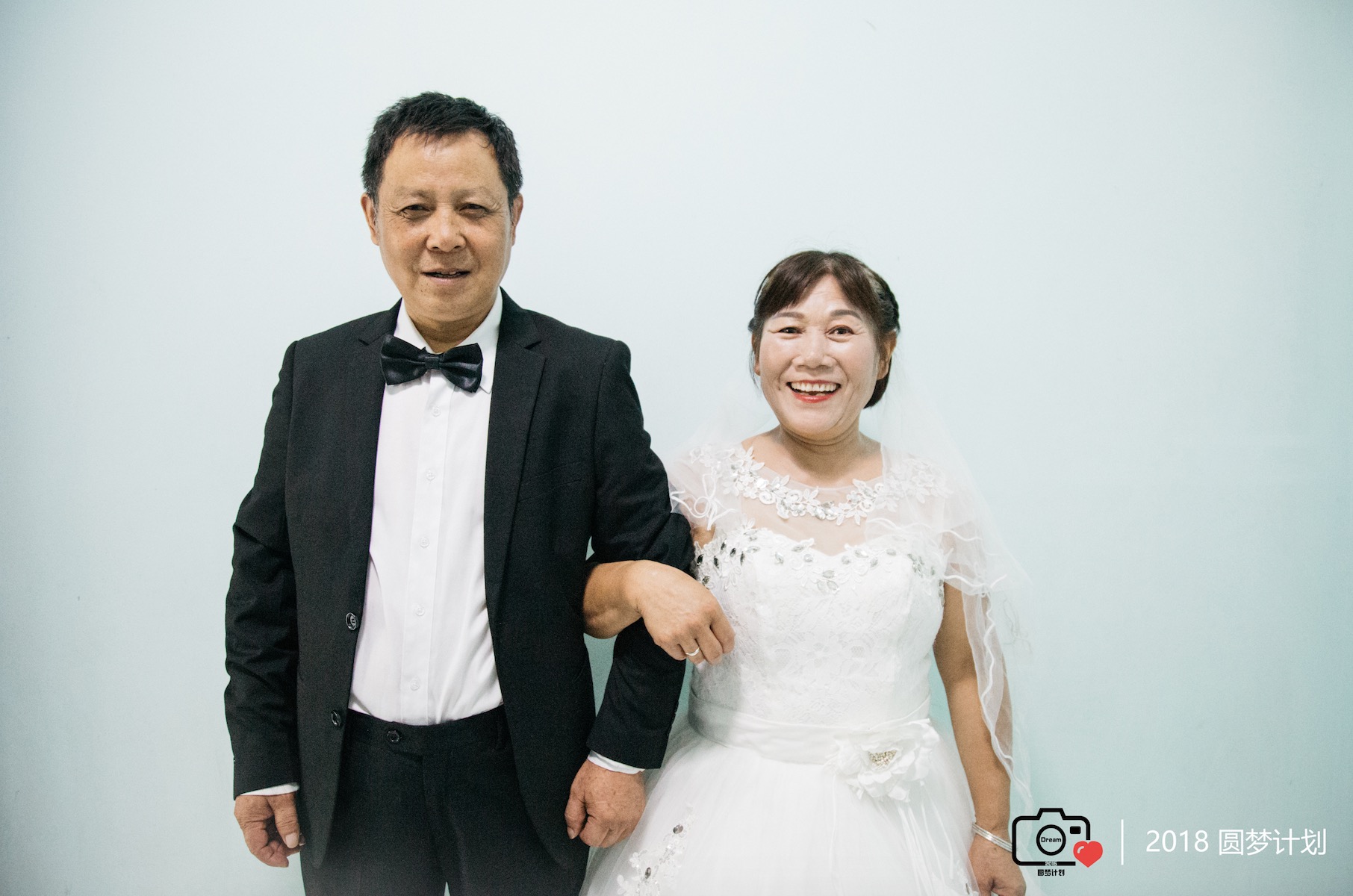 圆他人 圆自己 圆三代人梦想 摄影师队员为爷爷奶奶补拍婚纱照