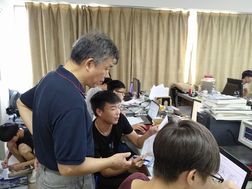 电子竞赛负责人张友纯教授指导竞赛.jpg