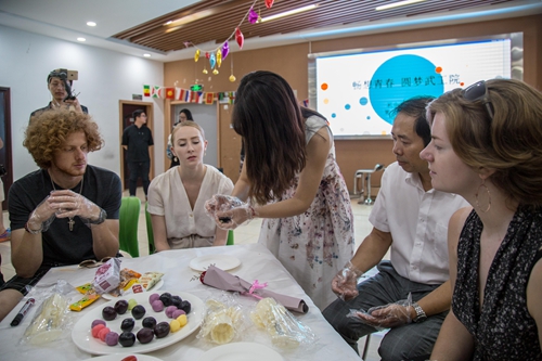 做月饼、许愿、唱中文歌 老外也来庆中秋 加拿大艺术家与武汉大学生一同过节