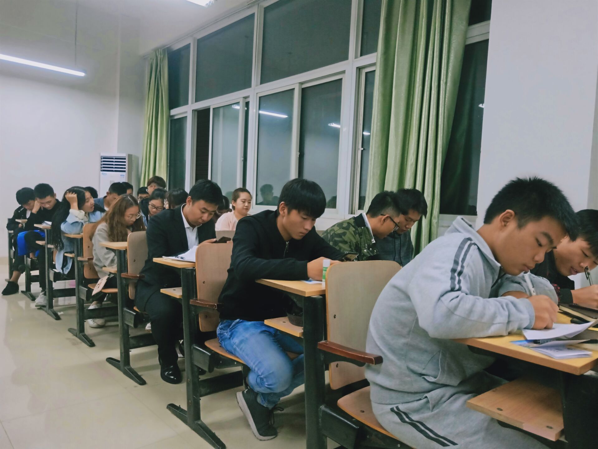 胡炜 (2).jpg