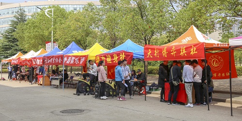 社团招新花样百出 招揽新生各显奇招