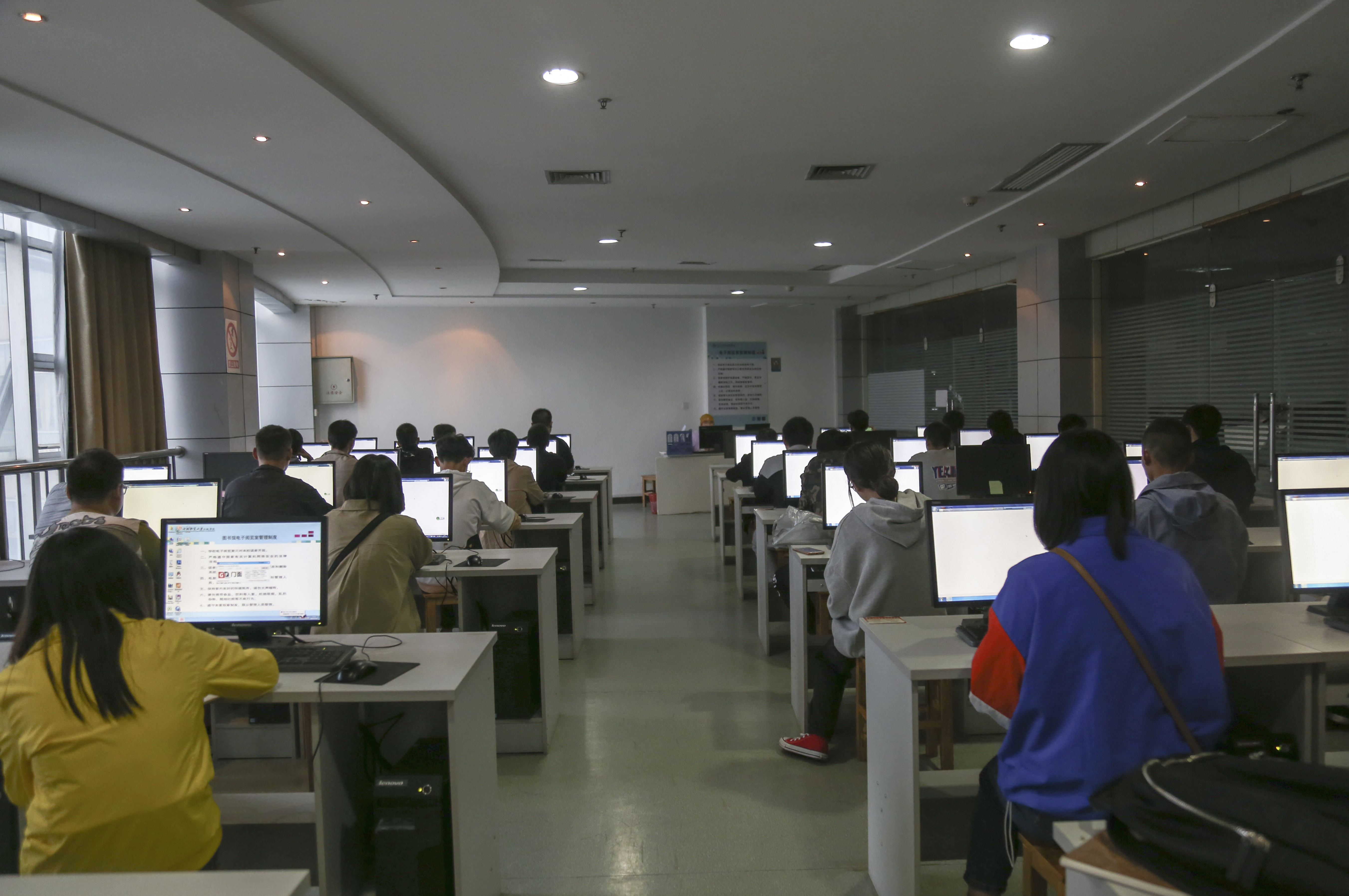 学校开展电子图书资源讲解会