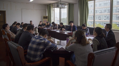 学校召开党委中心组学习扩大会议