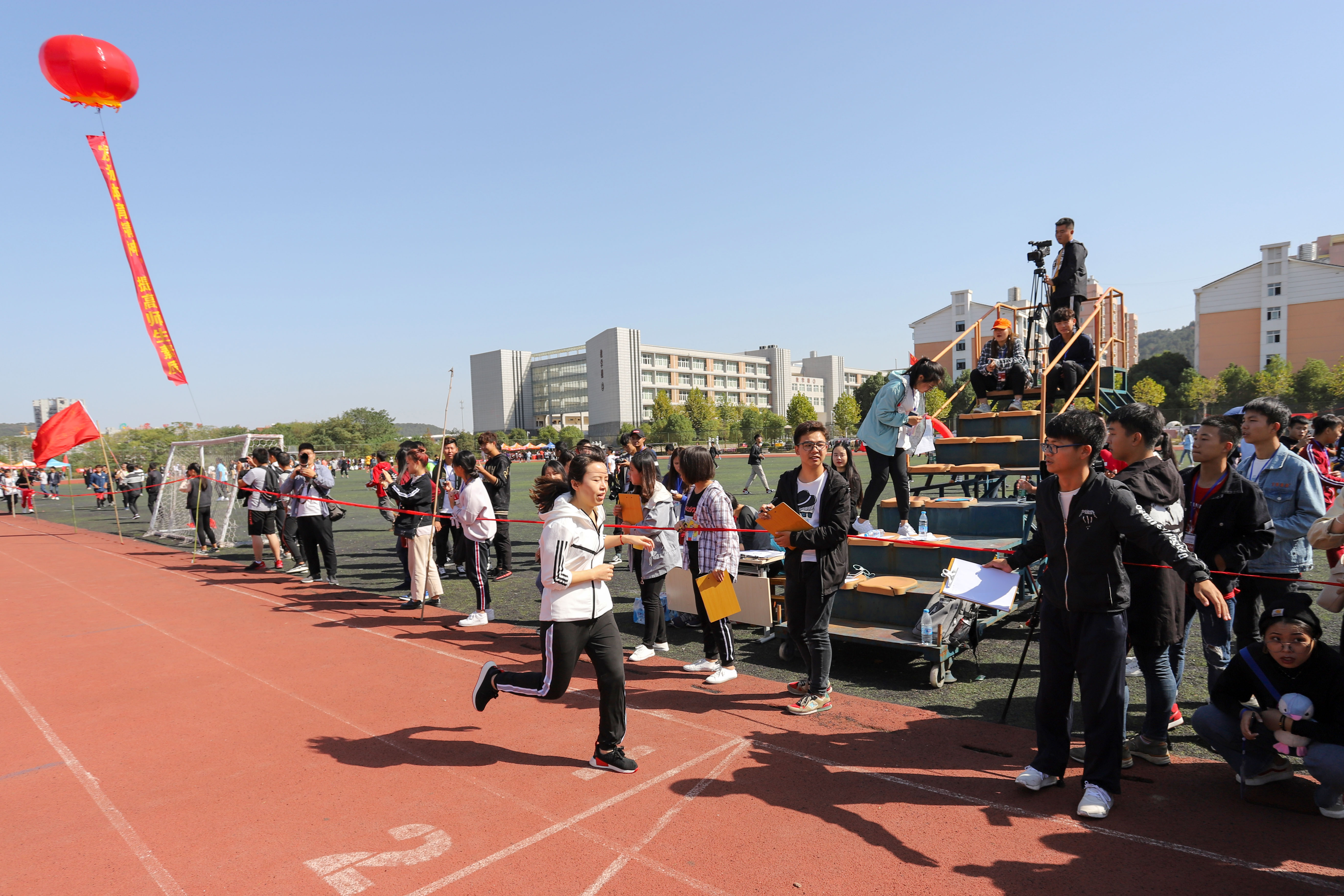 【第十五届运动会】教职工女子800米冠军出炉 机电学院教师勇夺桂冠