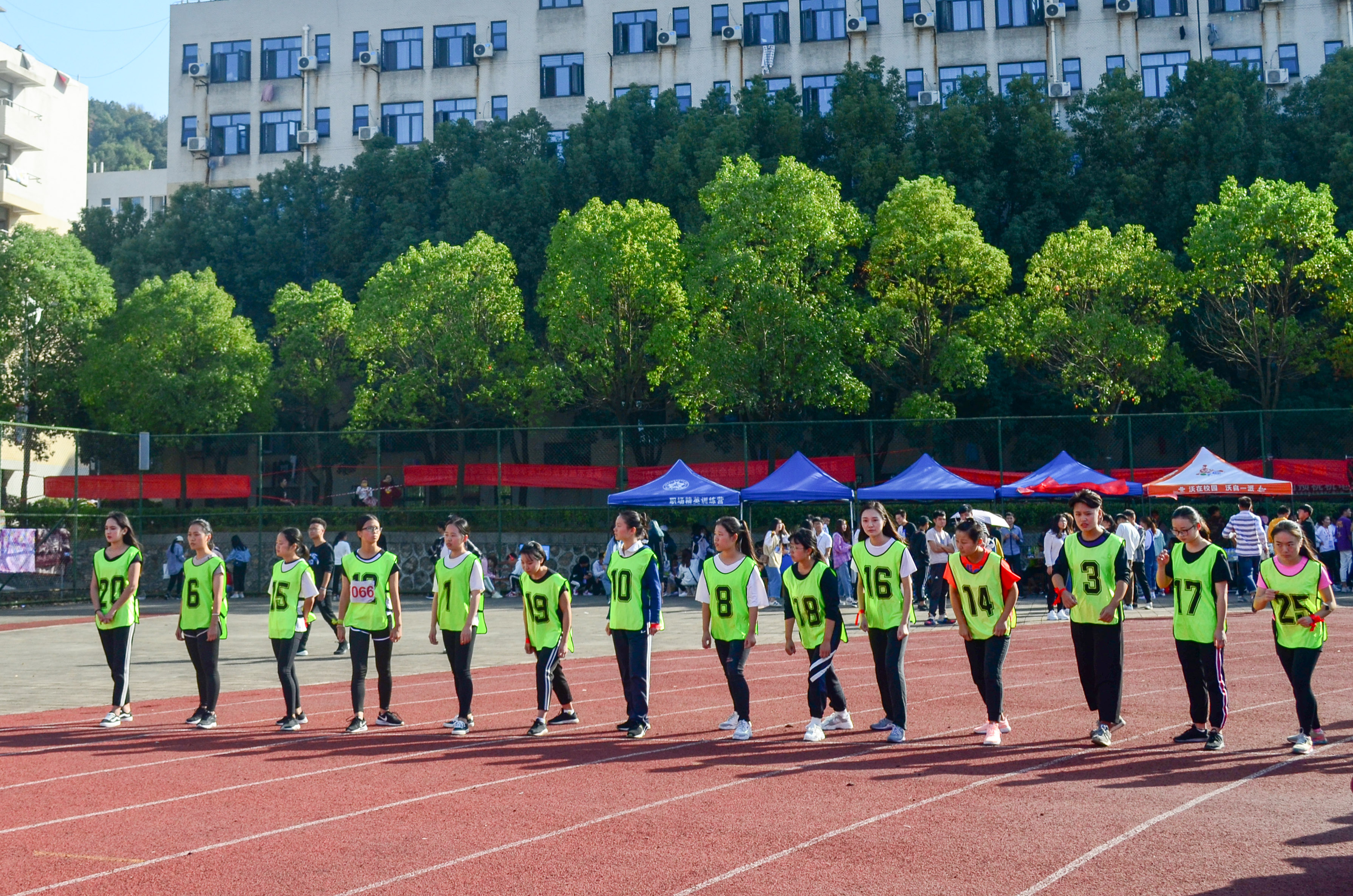 【第十五届运动会】女子组1500米预决赛结束 坚持运动是取胜的基础