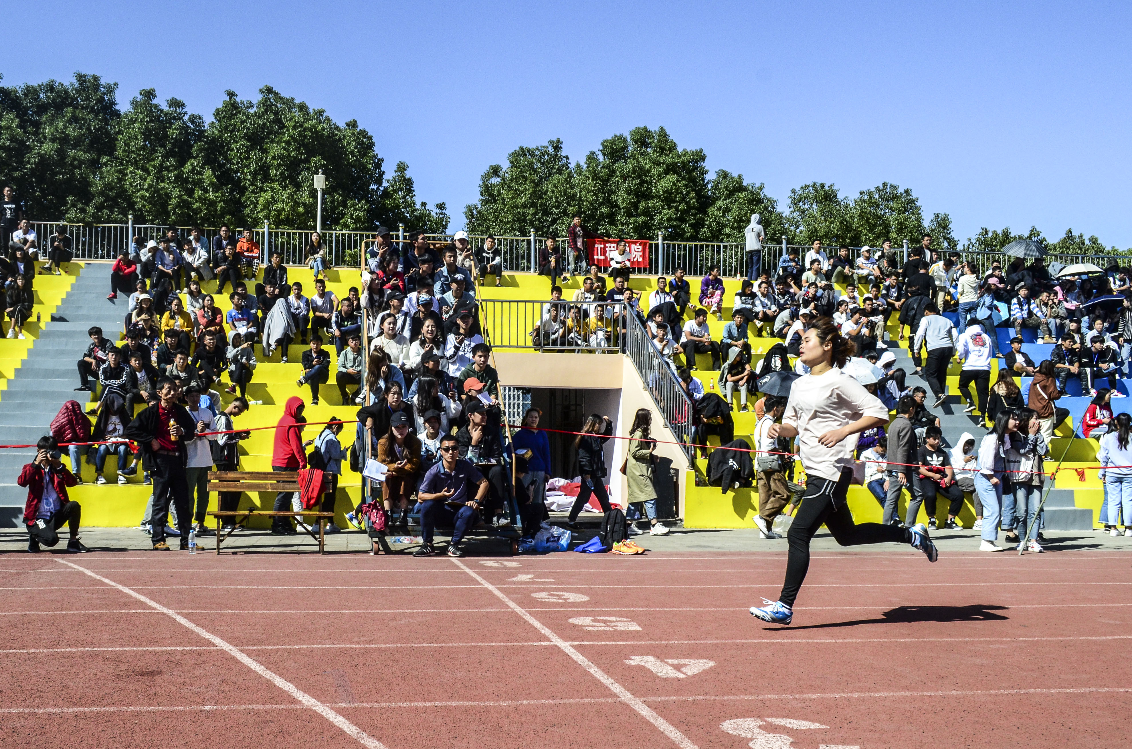 【第十五届运动会】女子400米决赛结束 继教学子捧回两金