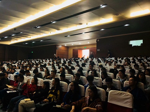 学校党委书记程新文为第28期党校学员上党课