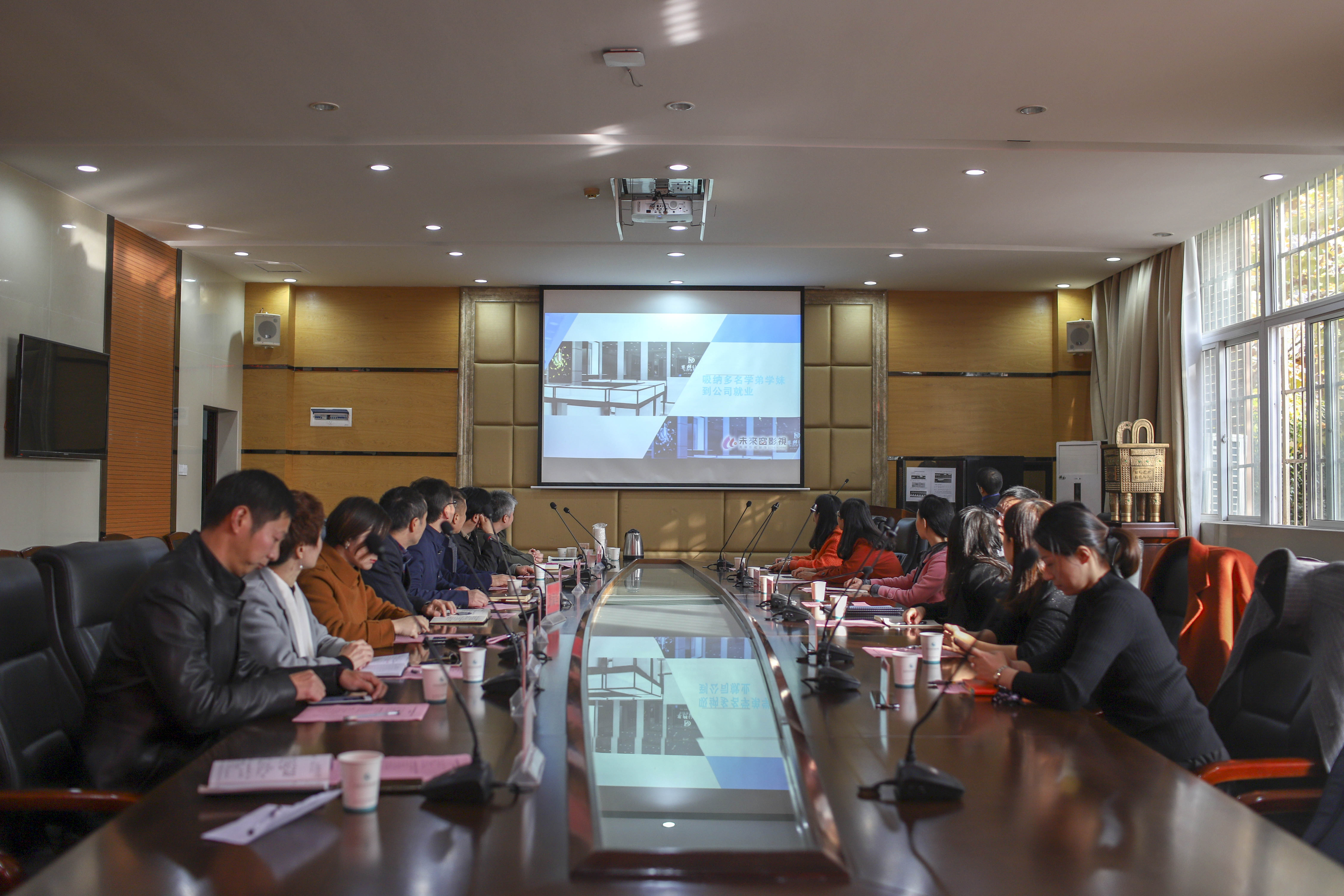 上海建桥学院来我校交流学生工作经验