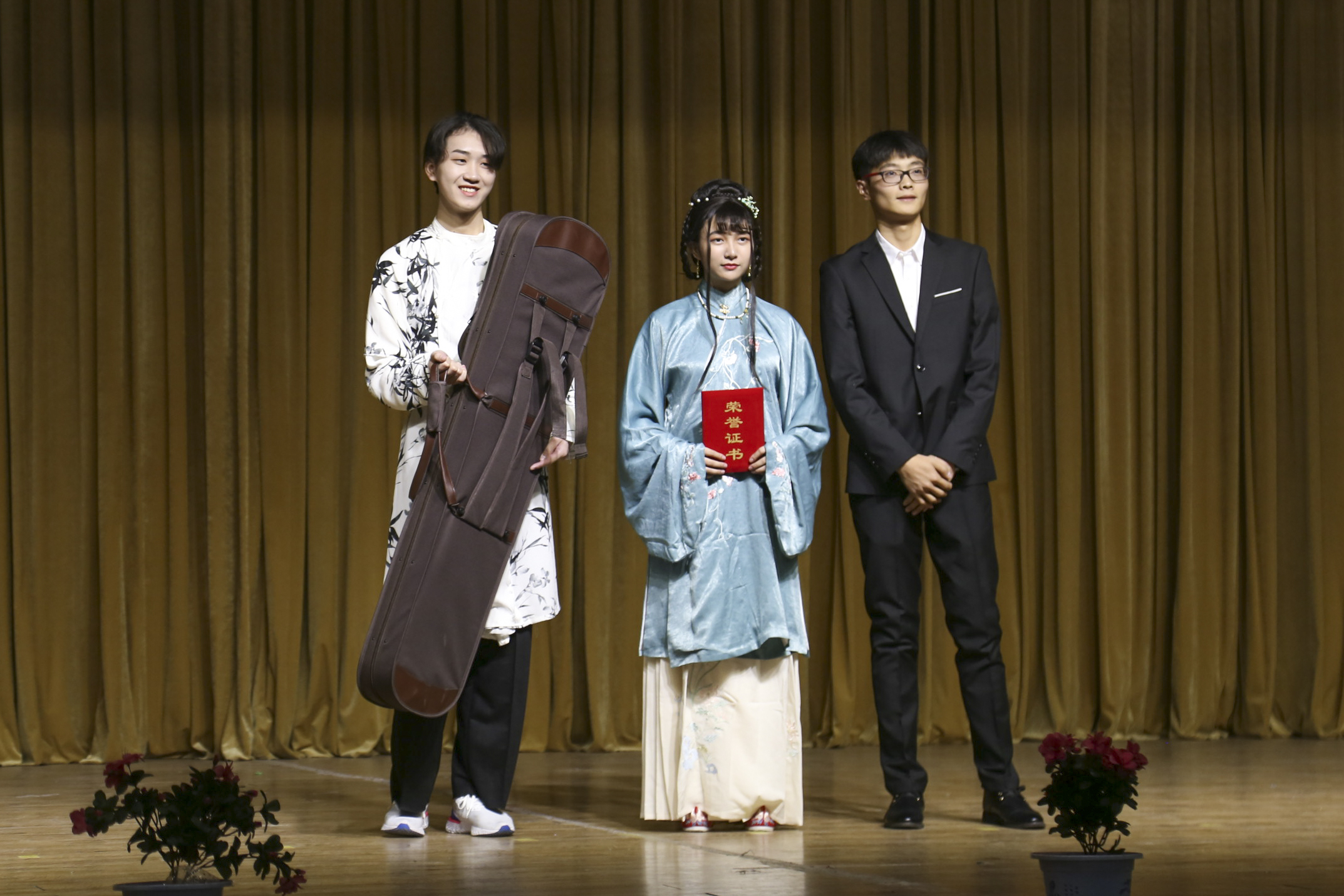 交流汉服文化传承服饰经典 学校霓裳杯汉服汇演落幕