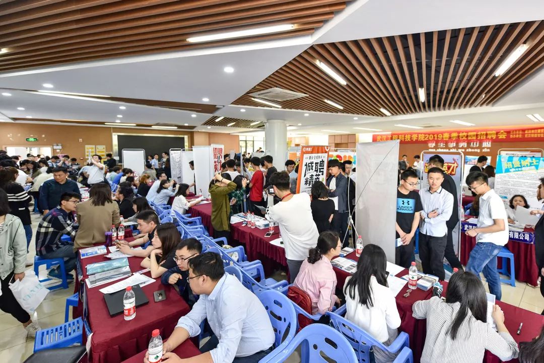 【2019春季招聘会】百余家用人单位来校“选贤” 五大联赛2019春季招聘会火热开幕