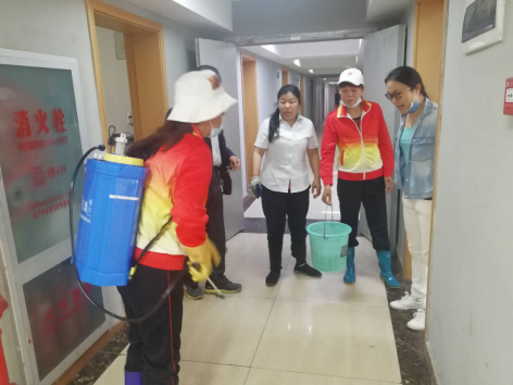 学校组织开展校园消毒活动