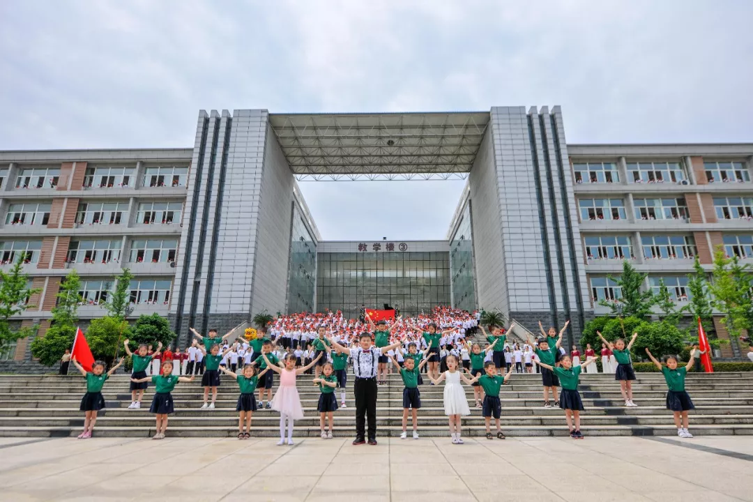 器乐合奏千人同唱 “快闪”行动献礼欧洲五大联赛官网15周年校庆