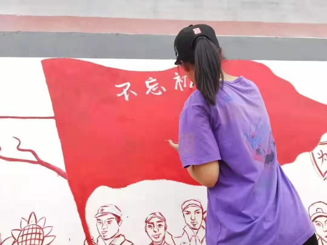 五大联赛2019级新生在农村社区开展手绘墙志愿服务