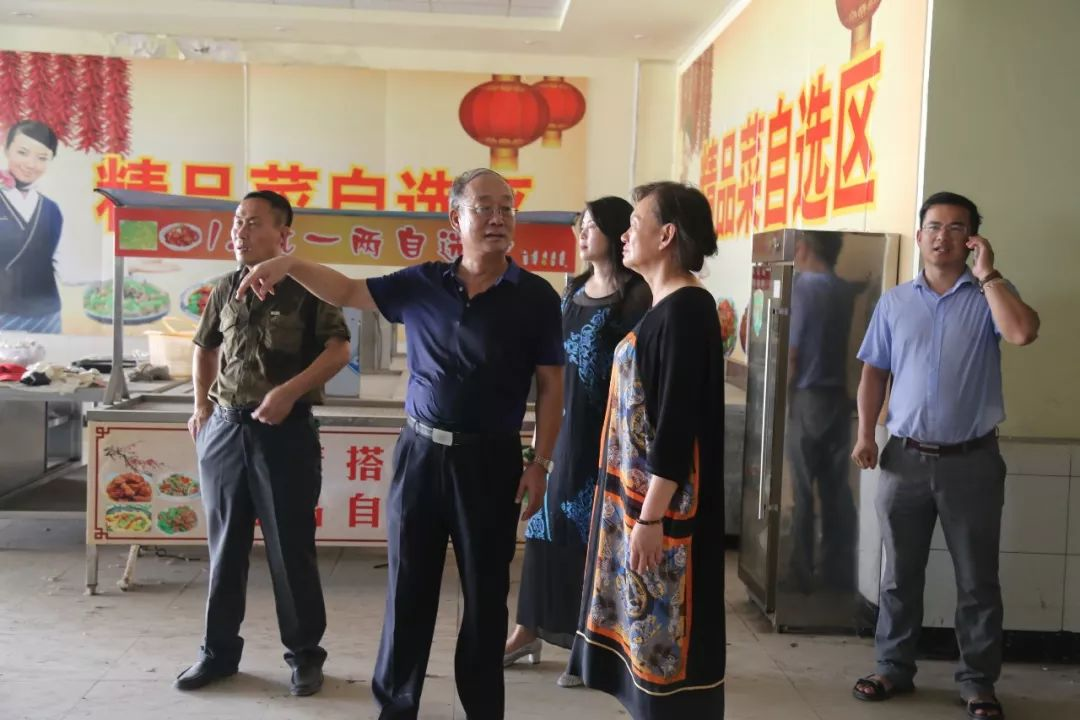 校领导走访慰问暑期在岗部门