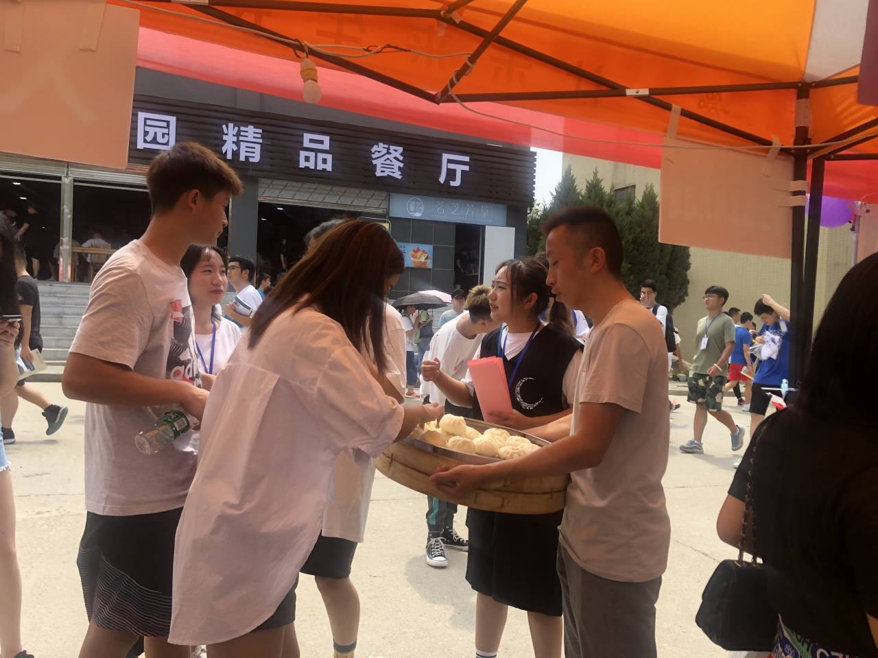 【直击迎新】志愿者忙于迎新无暇就餐 辅导员端着60个包子现场发放