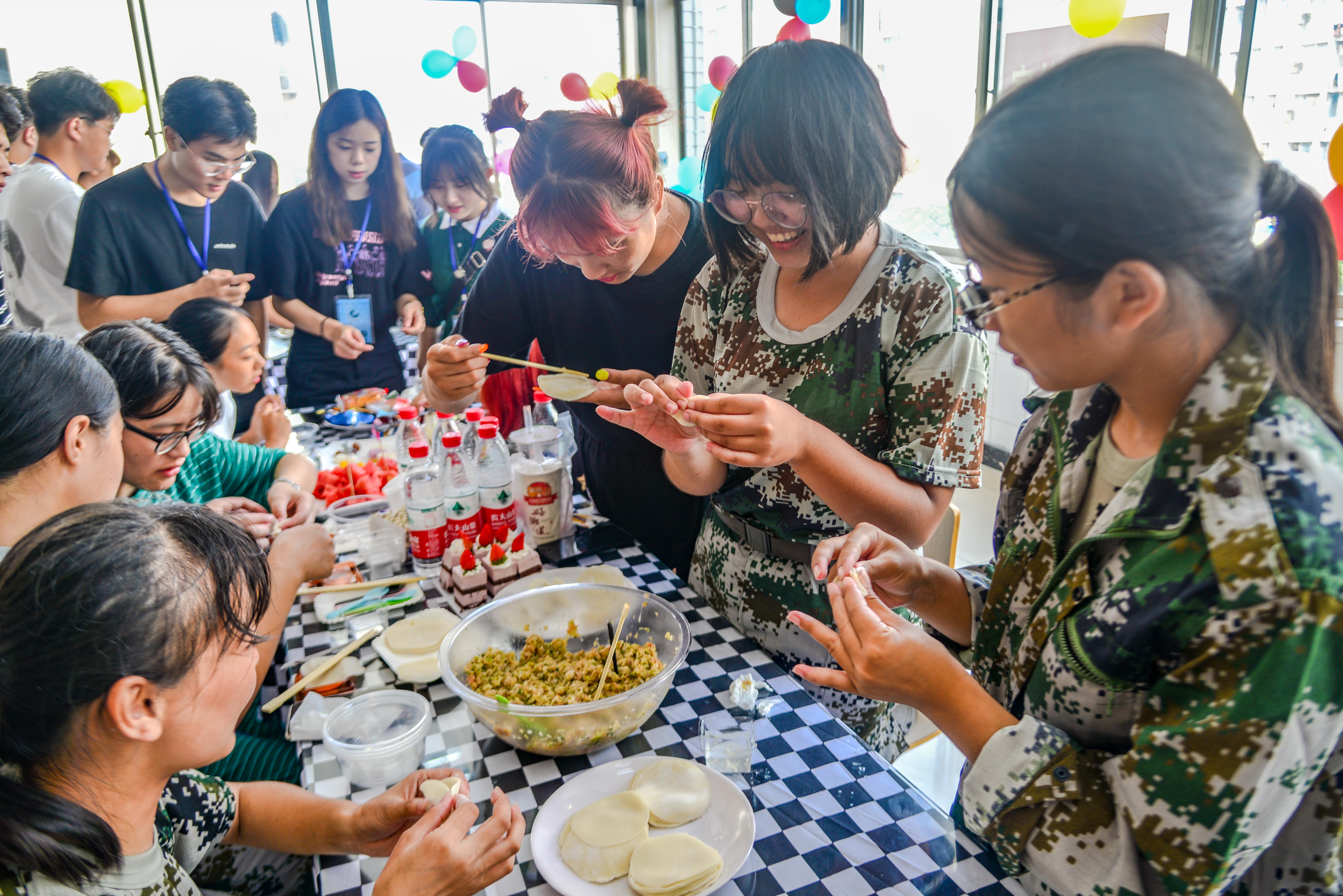 高校领导与新生联手包饺子共度中秋佳节