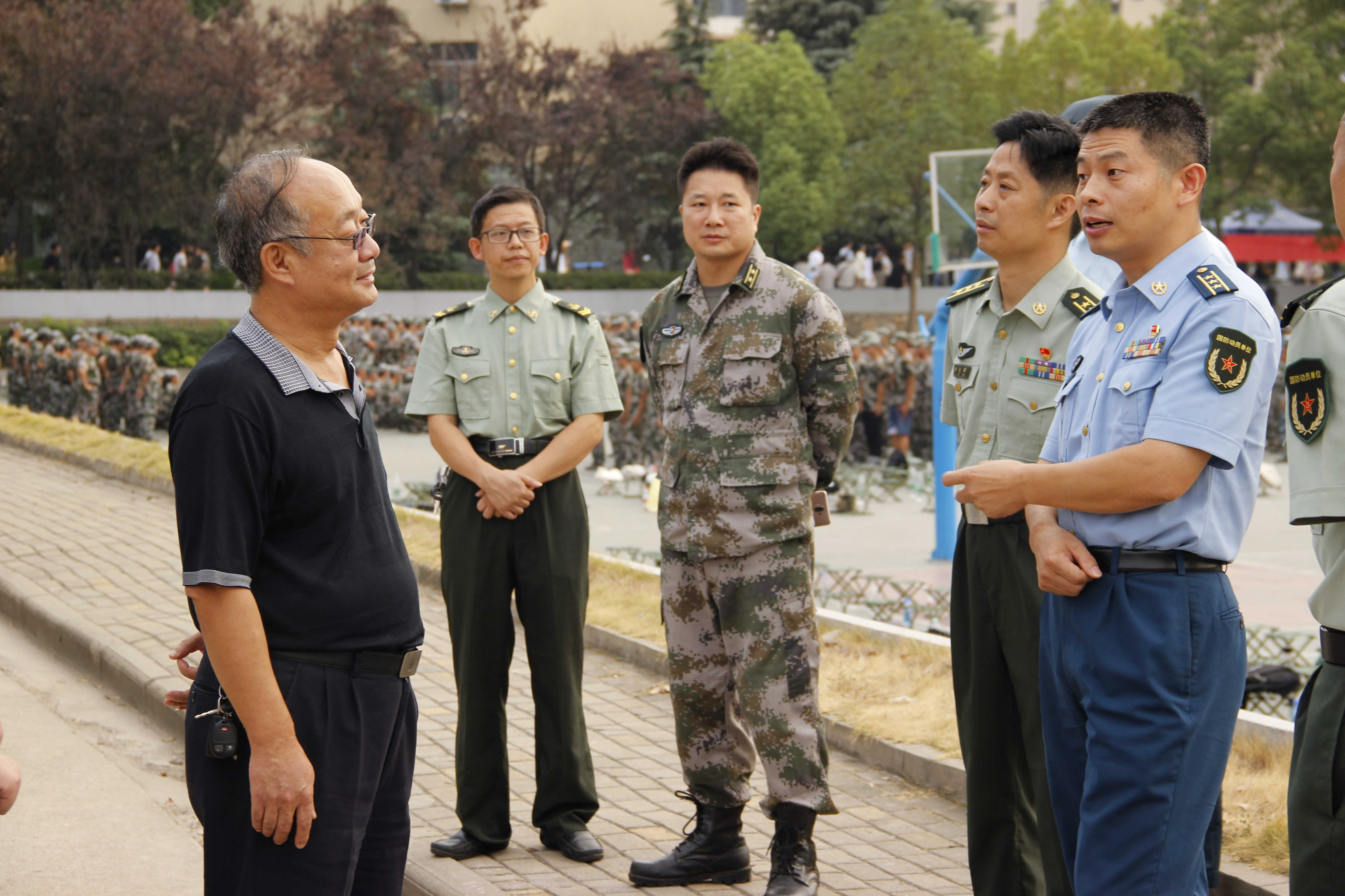 武汉市警备区一行来校检查军训工作