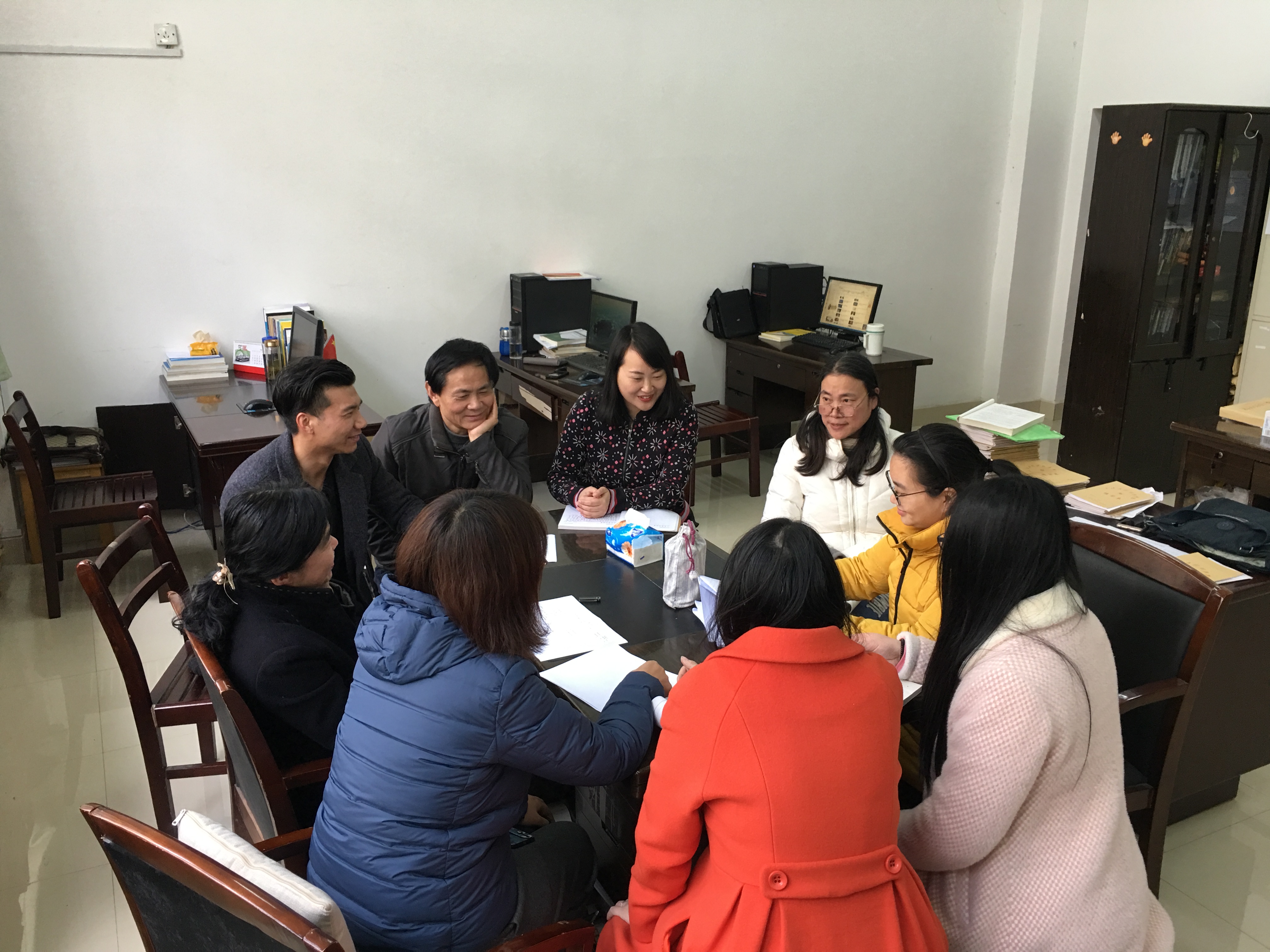电信教研室教师组织集体学习.jpg