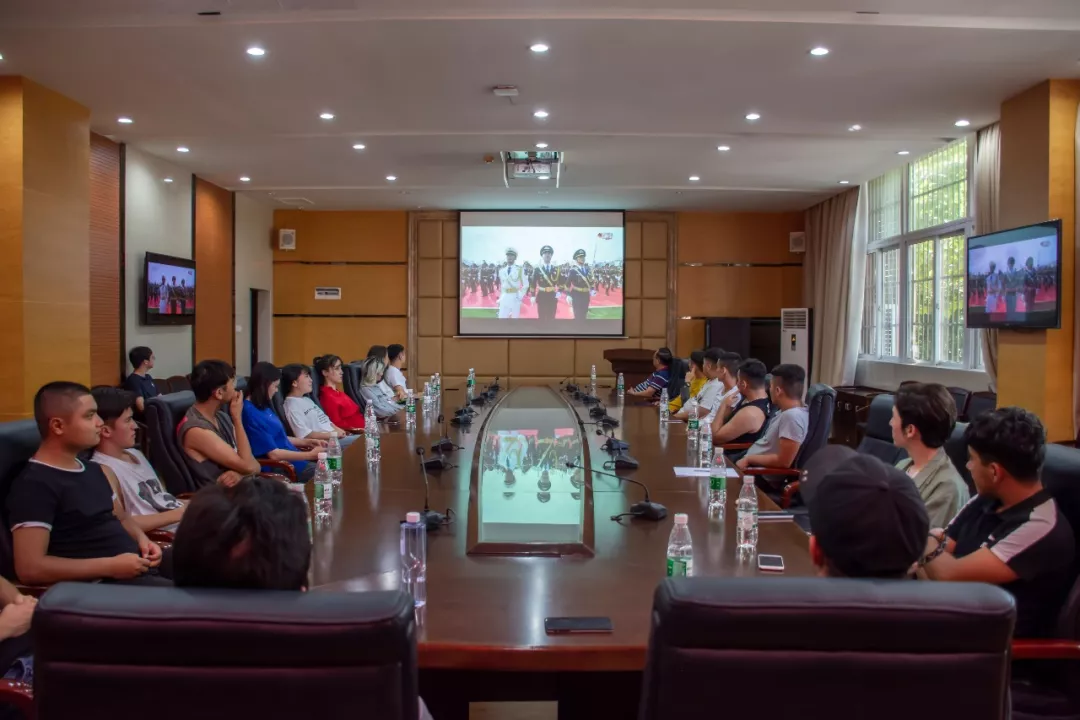 学校组织师生观看阅兵式为国庆生