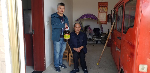 不忘初心 扶贫慰问显真情——学校驻村工作队开展扶贫日慰问活动