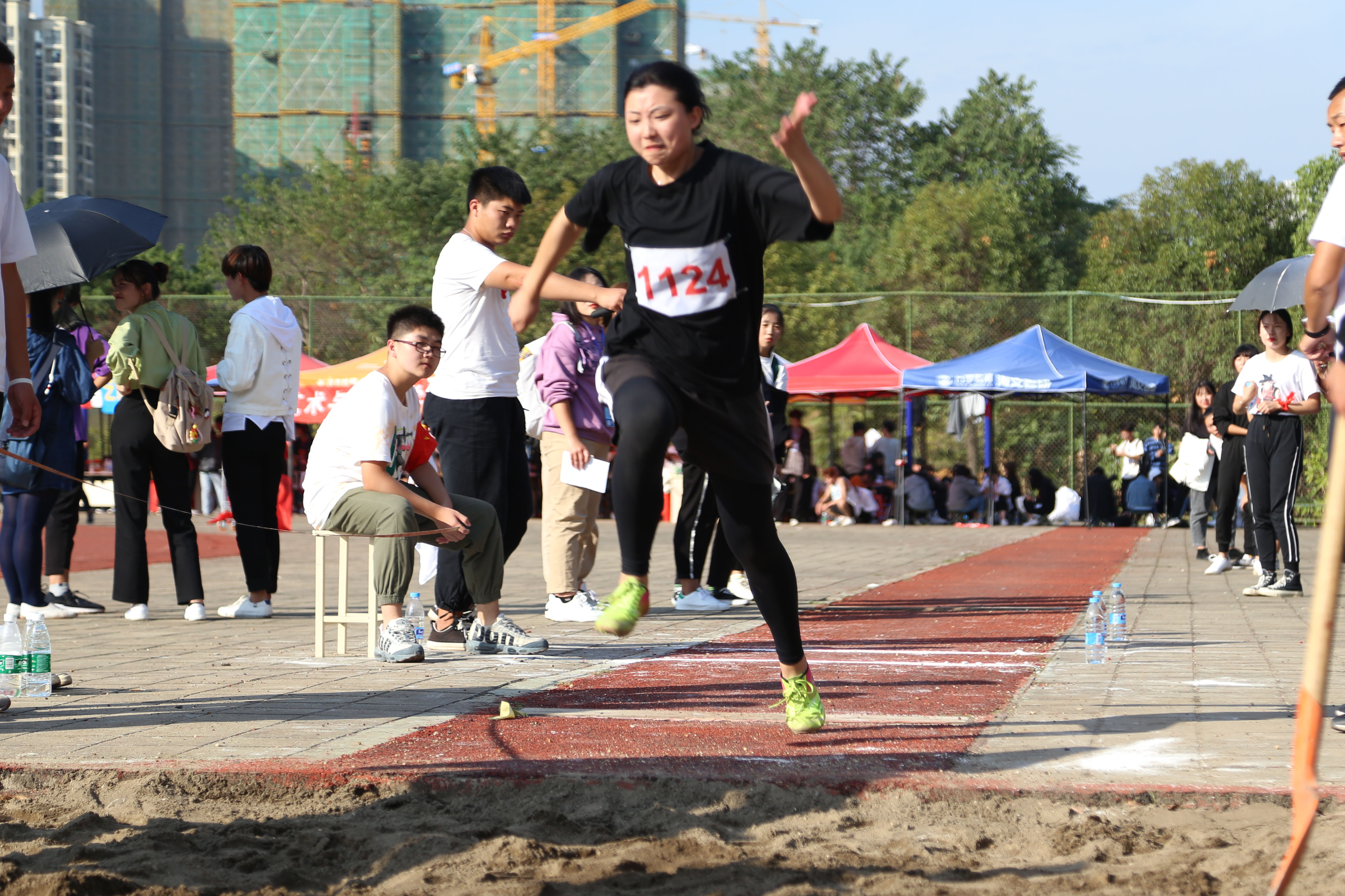 信工学子夺得女子三级跳远冠军