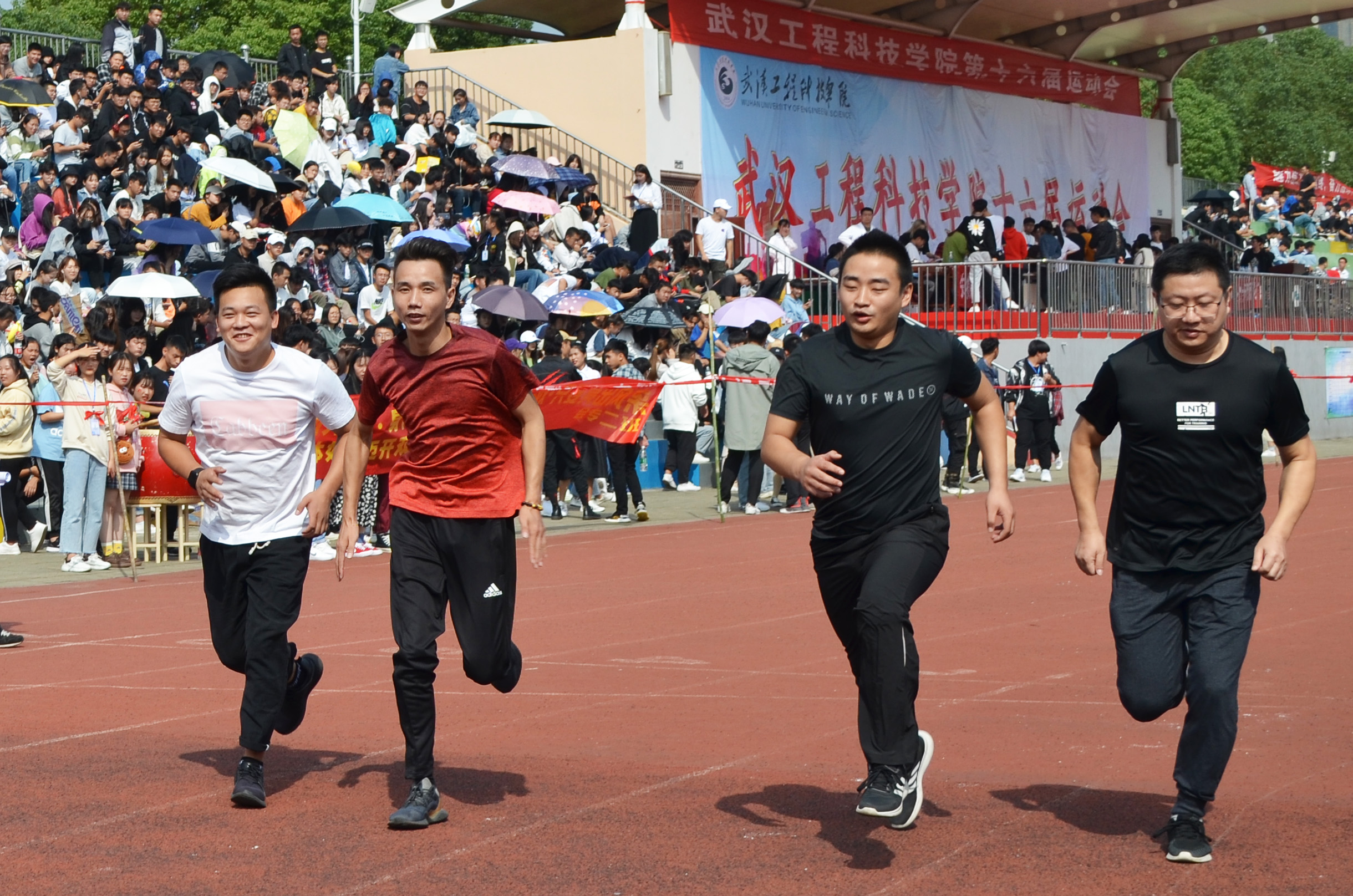 首次参加运动会 高进折桂教工男子800米项目