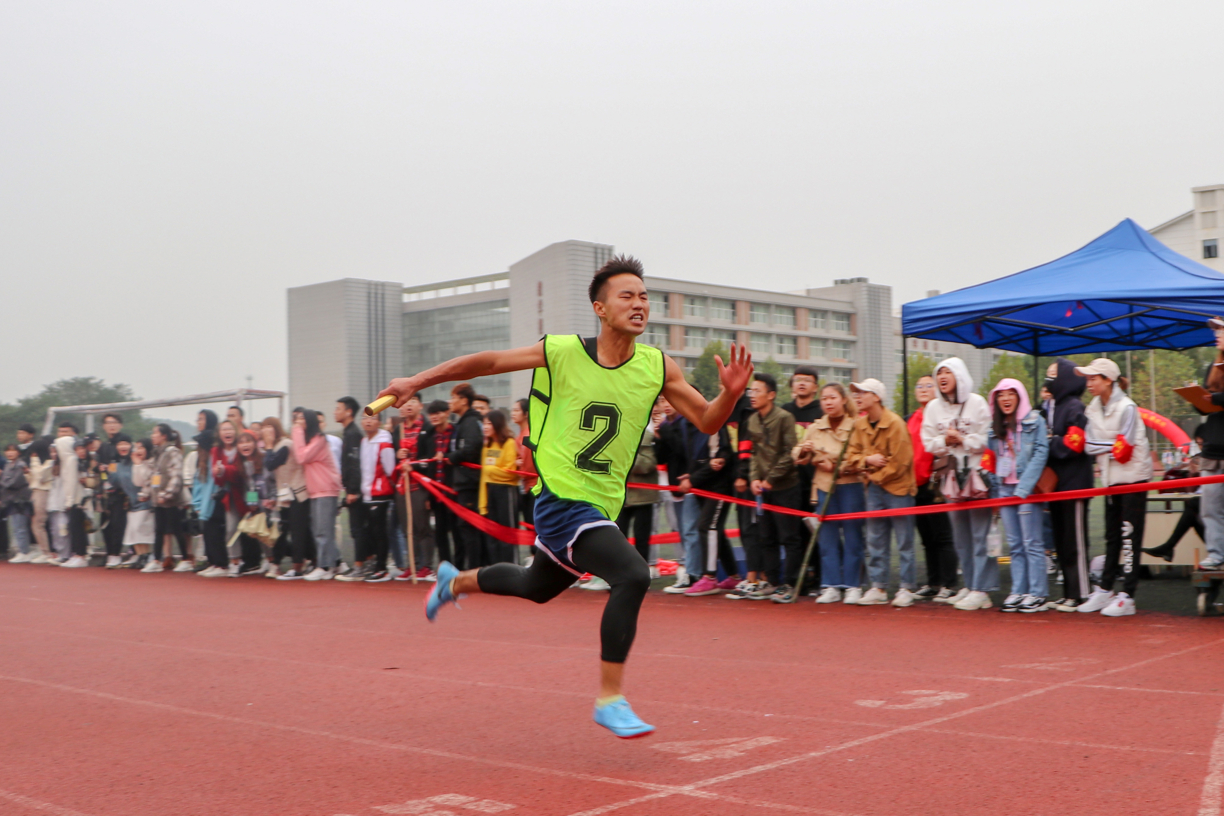 人文学院获学生男子4×100米冠军