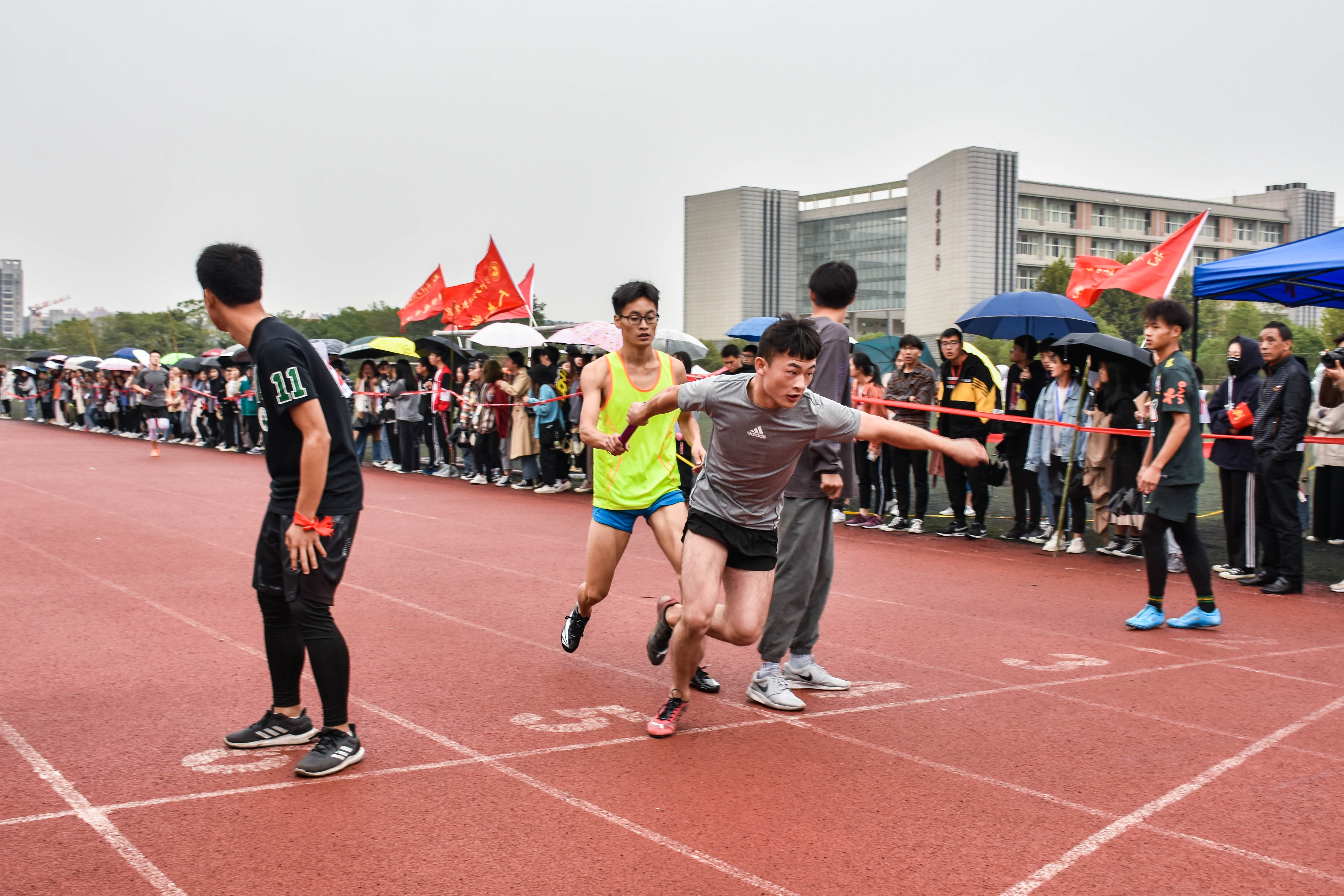 信工学院摘得男子学生4x400米接力赛桂冠