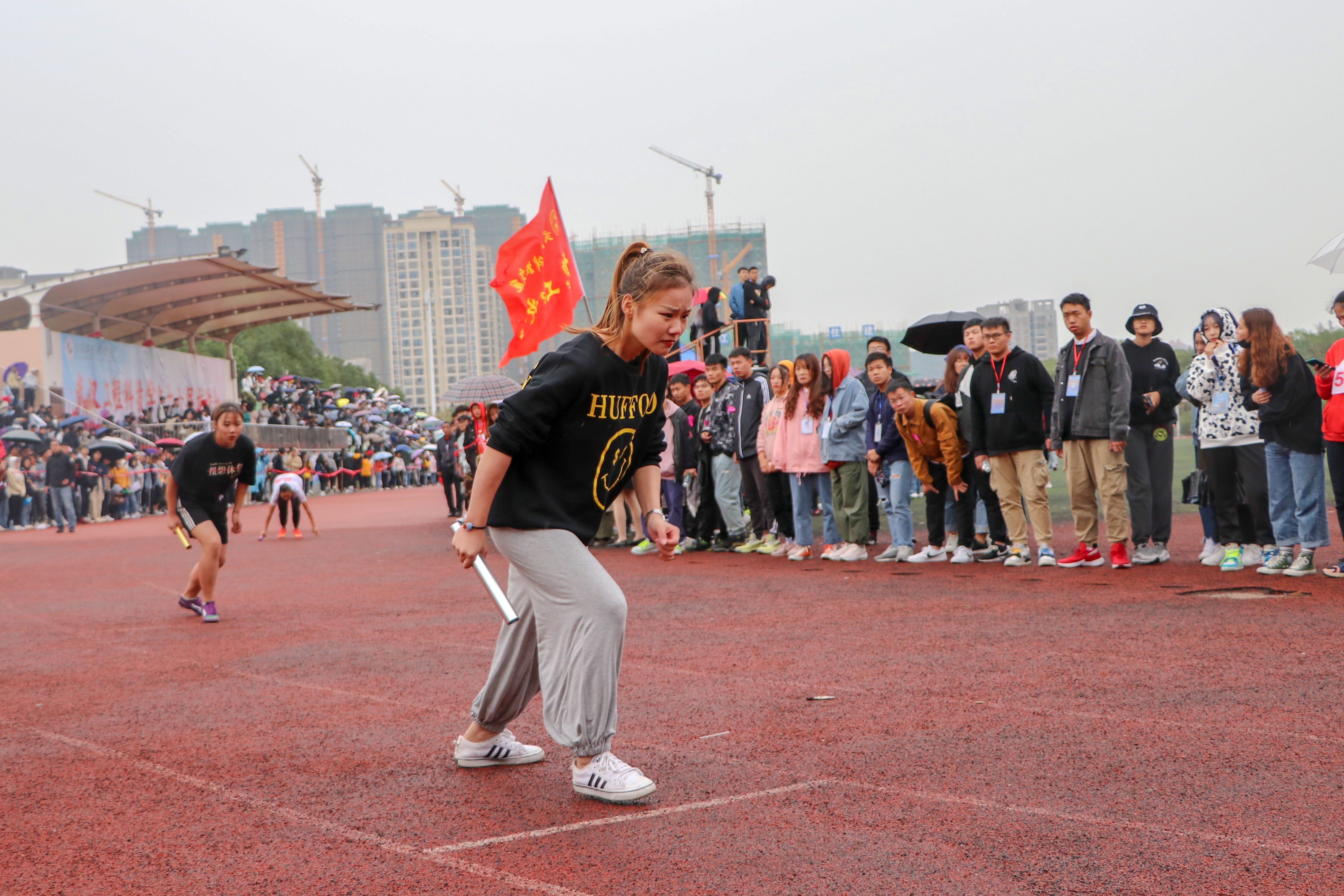 人文学院夺女子4×100米接力赛桂冠