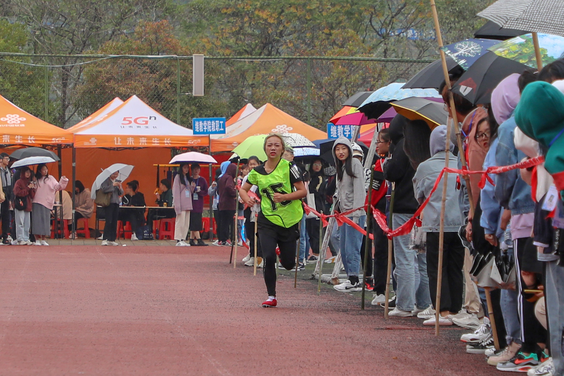 女子800米冠军1.jpg