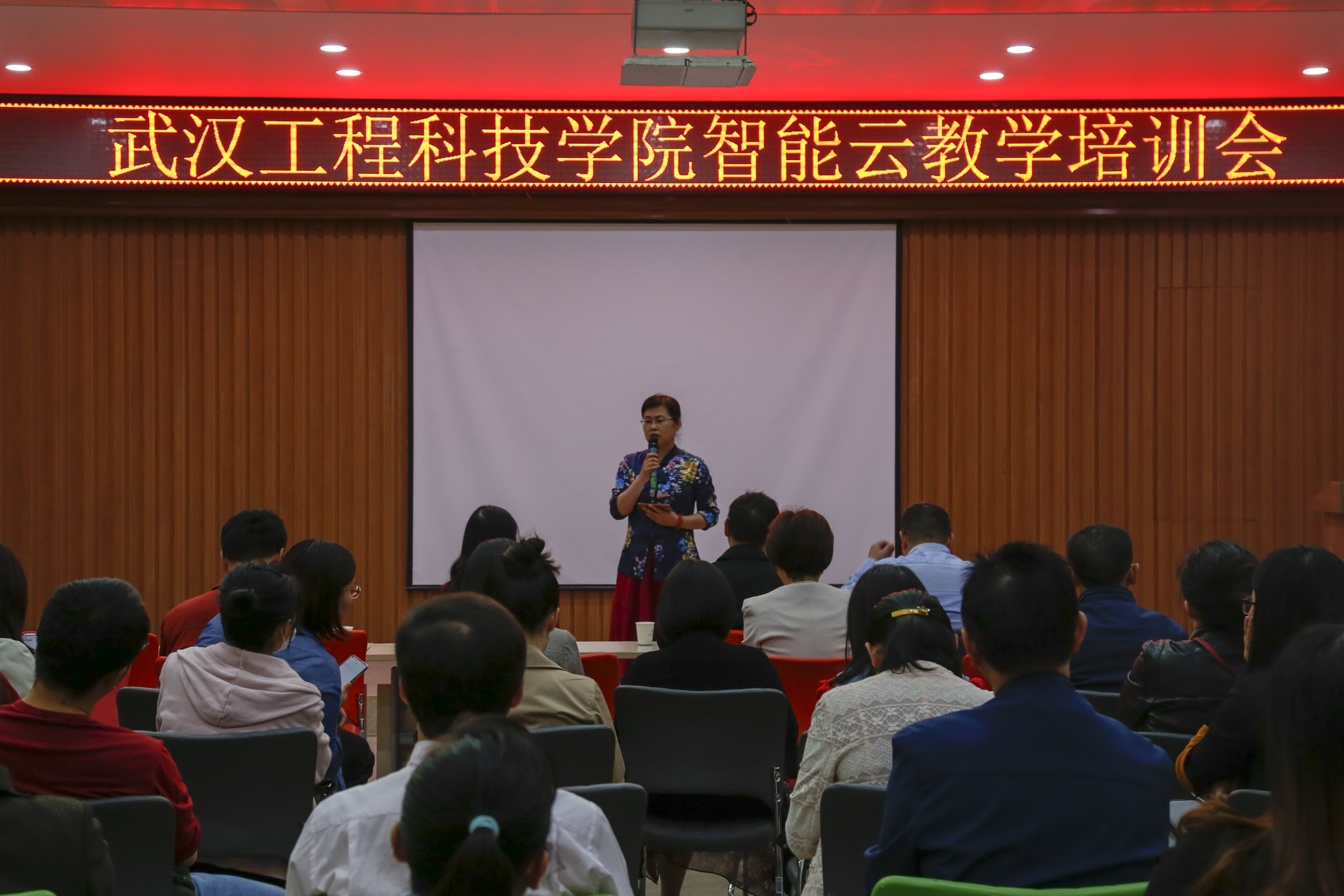 北京蓝墨大数据技术研究院院长商桑来校培训智能云教学平台