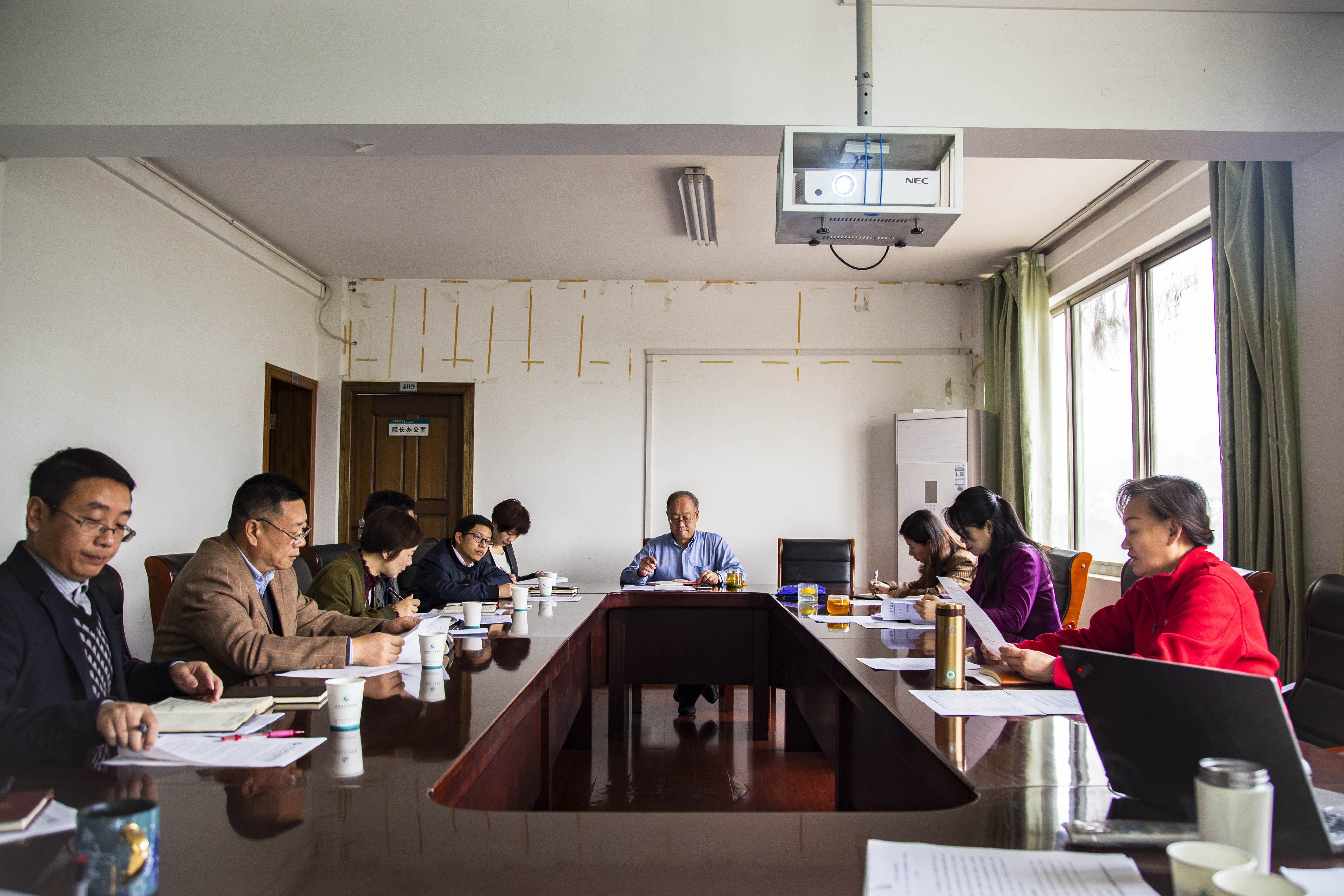 学校召开党委理论学习中心组集体学习会议