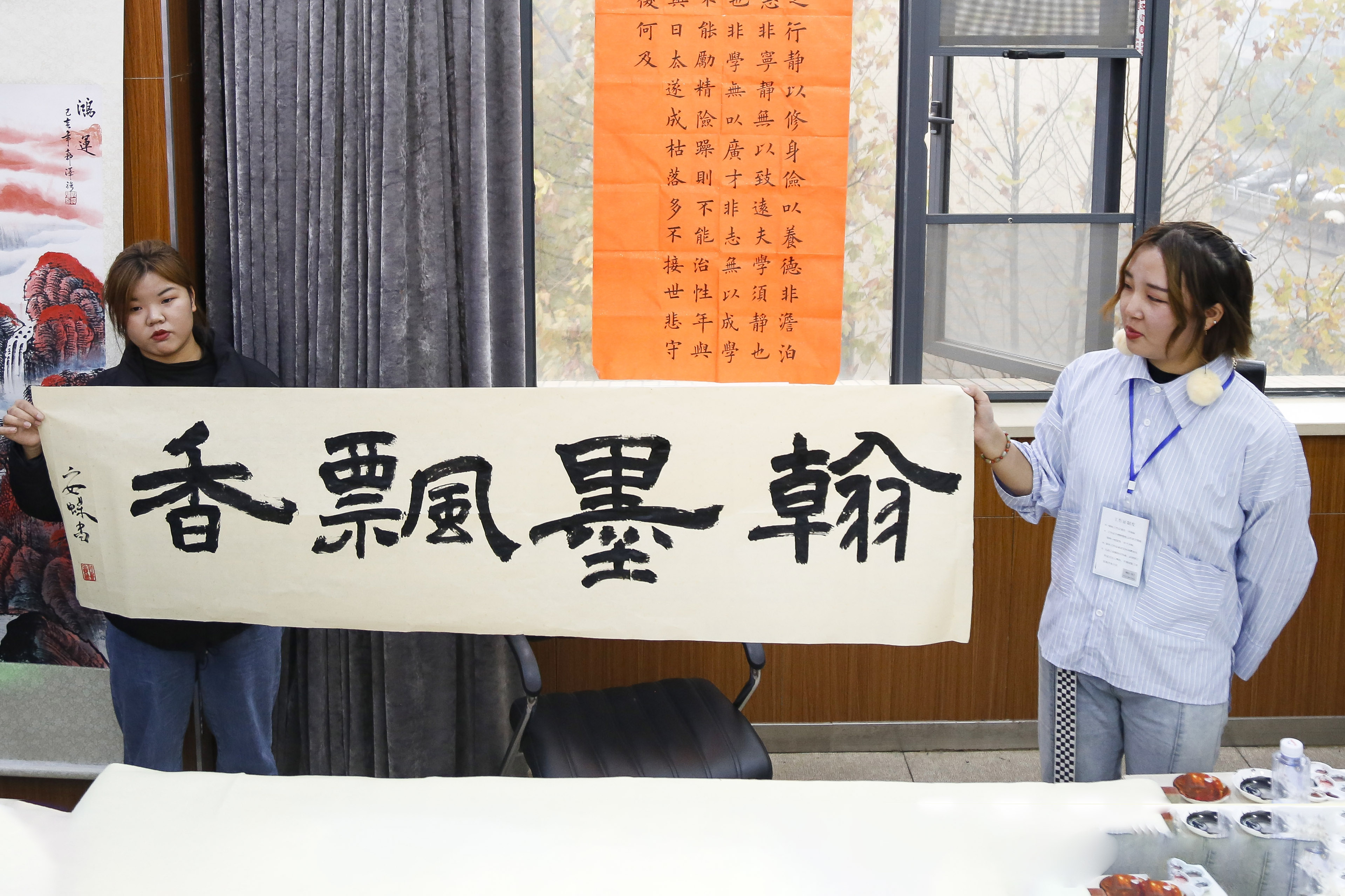 翰林文墨皆在目 书画飘香始正襟 高校大学生书画交流会在校举行