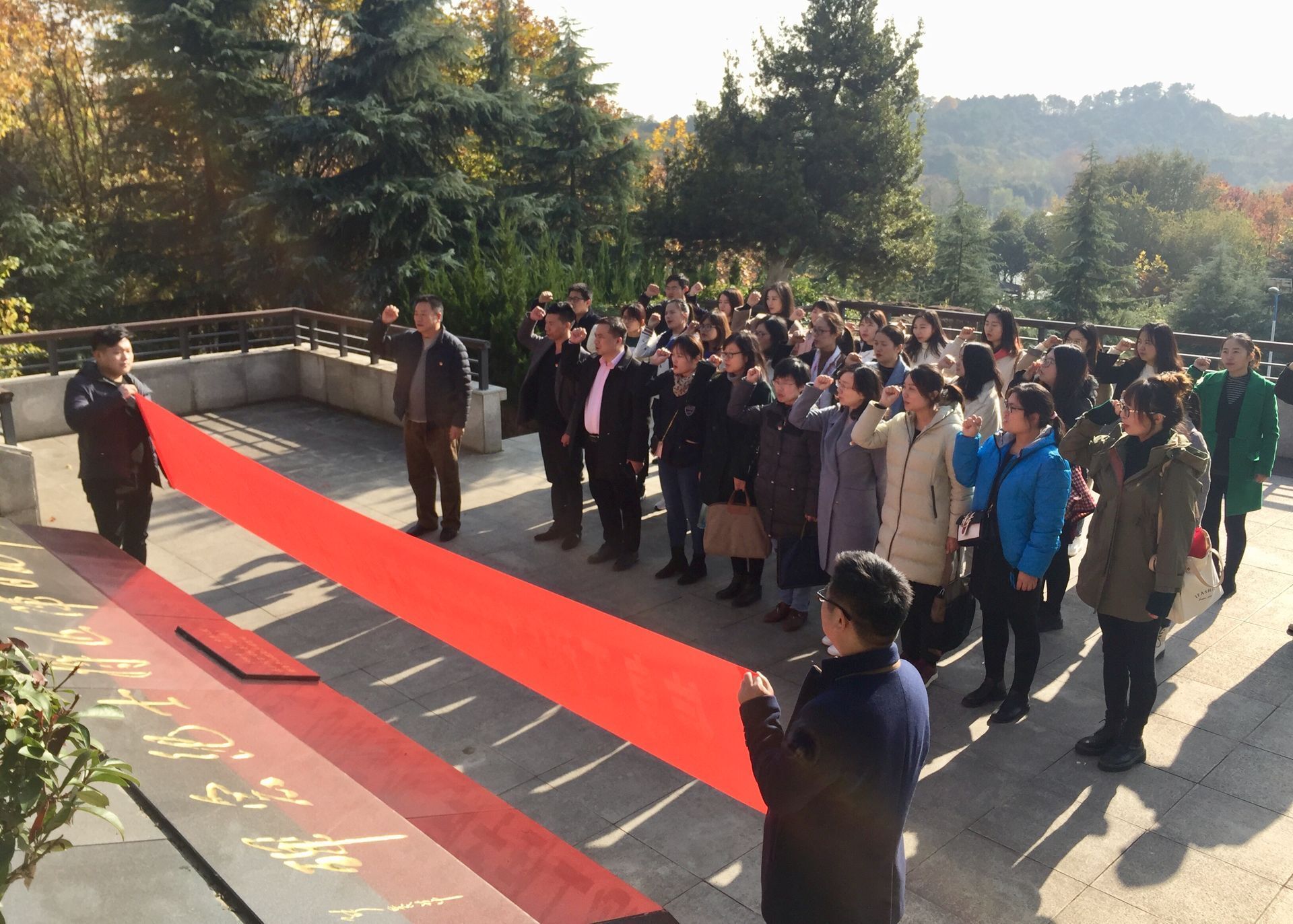 信工学院组织教职工党员到中山舰博物馆开展主题党日活动
