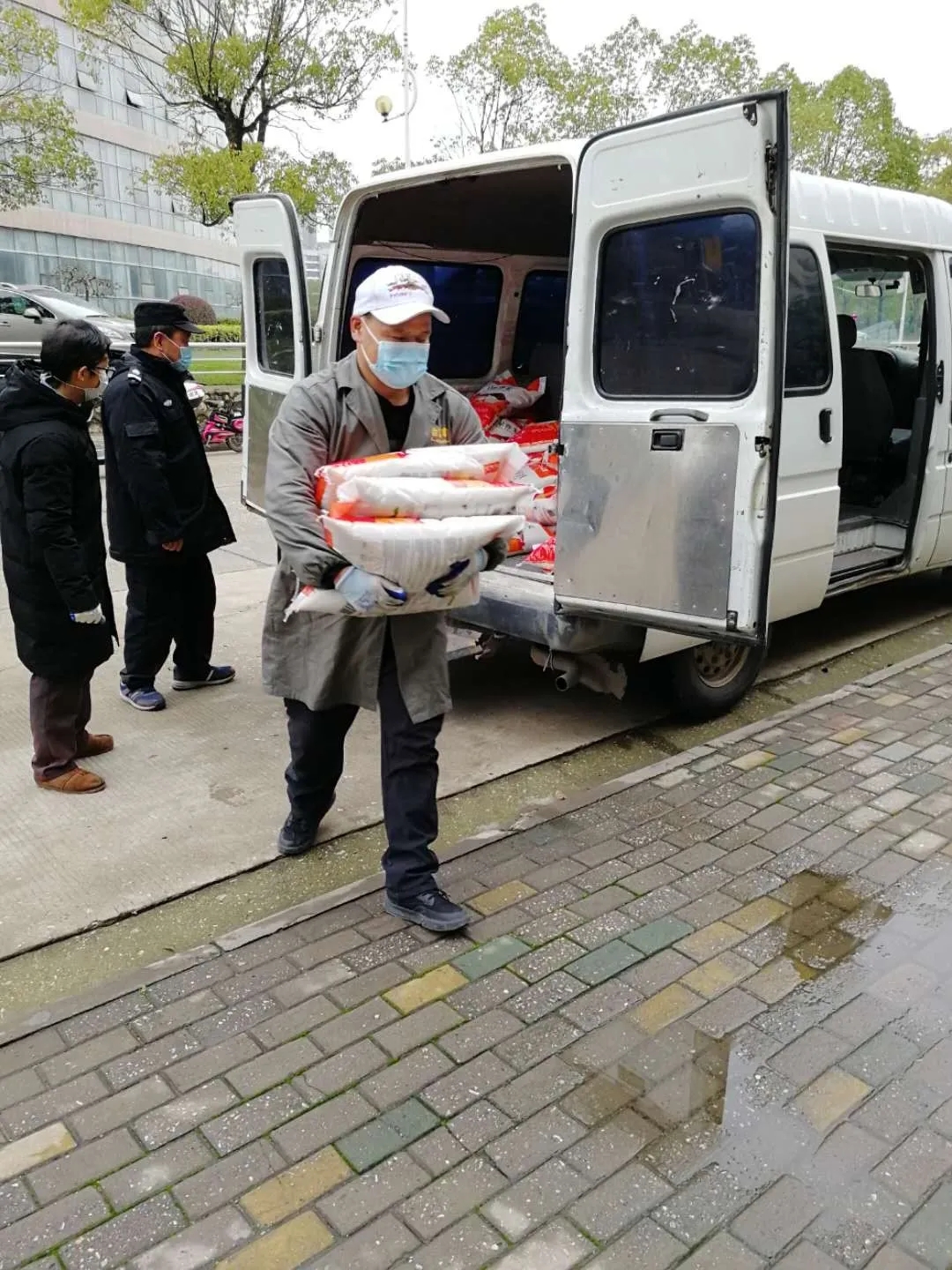 五大联赛校企合作单位为留守教职工捐赠生活物资